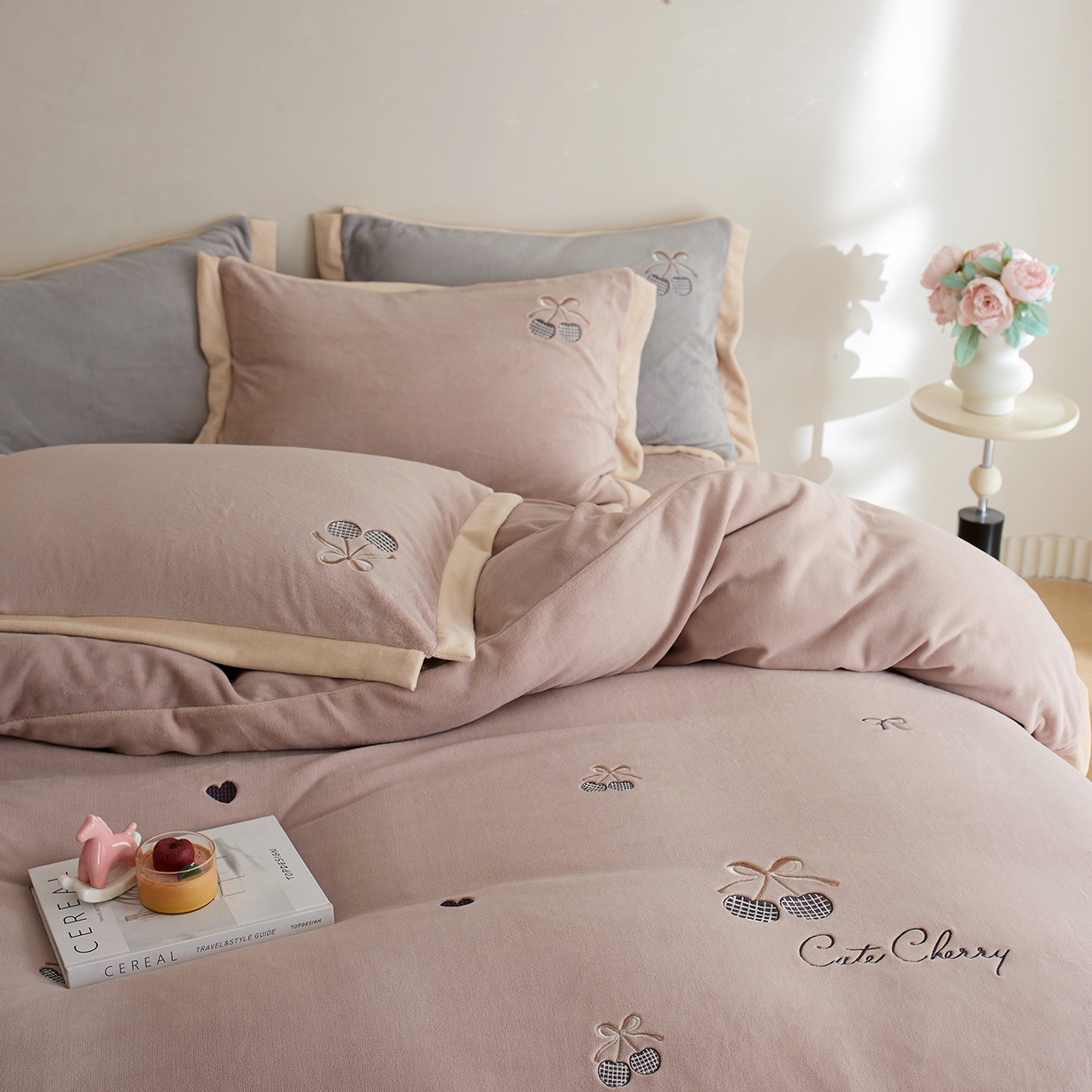 91家纺网 家纺一手货源 找家纺 卡初家居（原微来） 2025新款秋冬全消光A类母婴标准亲肤牛奶绒绣花四件套 暖居-粉豆沙