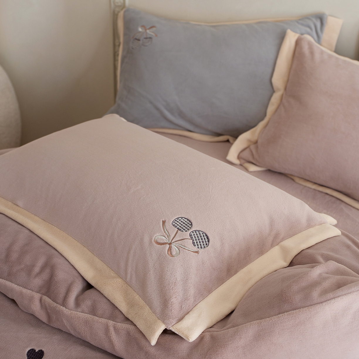 91家纺网 家纺一手货源 找家纺 卡初家居（原微来） 2025新款秋冬全消光A类母婴标准亲肤牛奶绒绣花四件套 暖居-粉豆沙