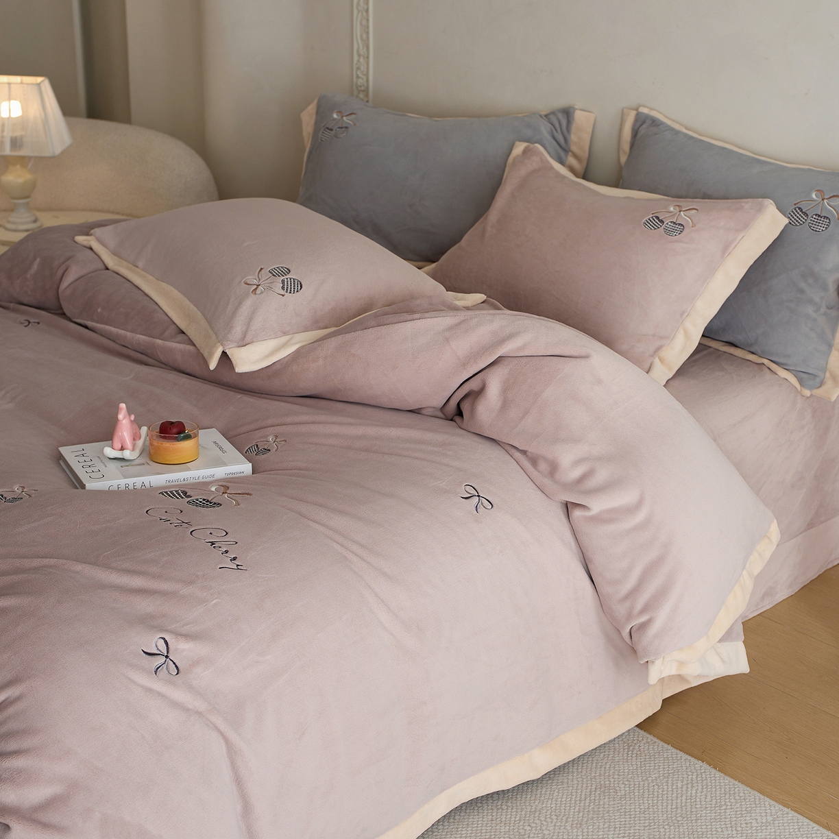 91家纺网 家纺一手货源 找家纺 卡初家居（原微来） 2025新款秋冬全消光A类母婴标准亲肤牛奶绒绣花四件套 暖居-粉豆沙