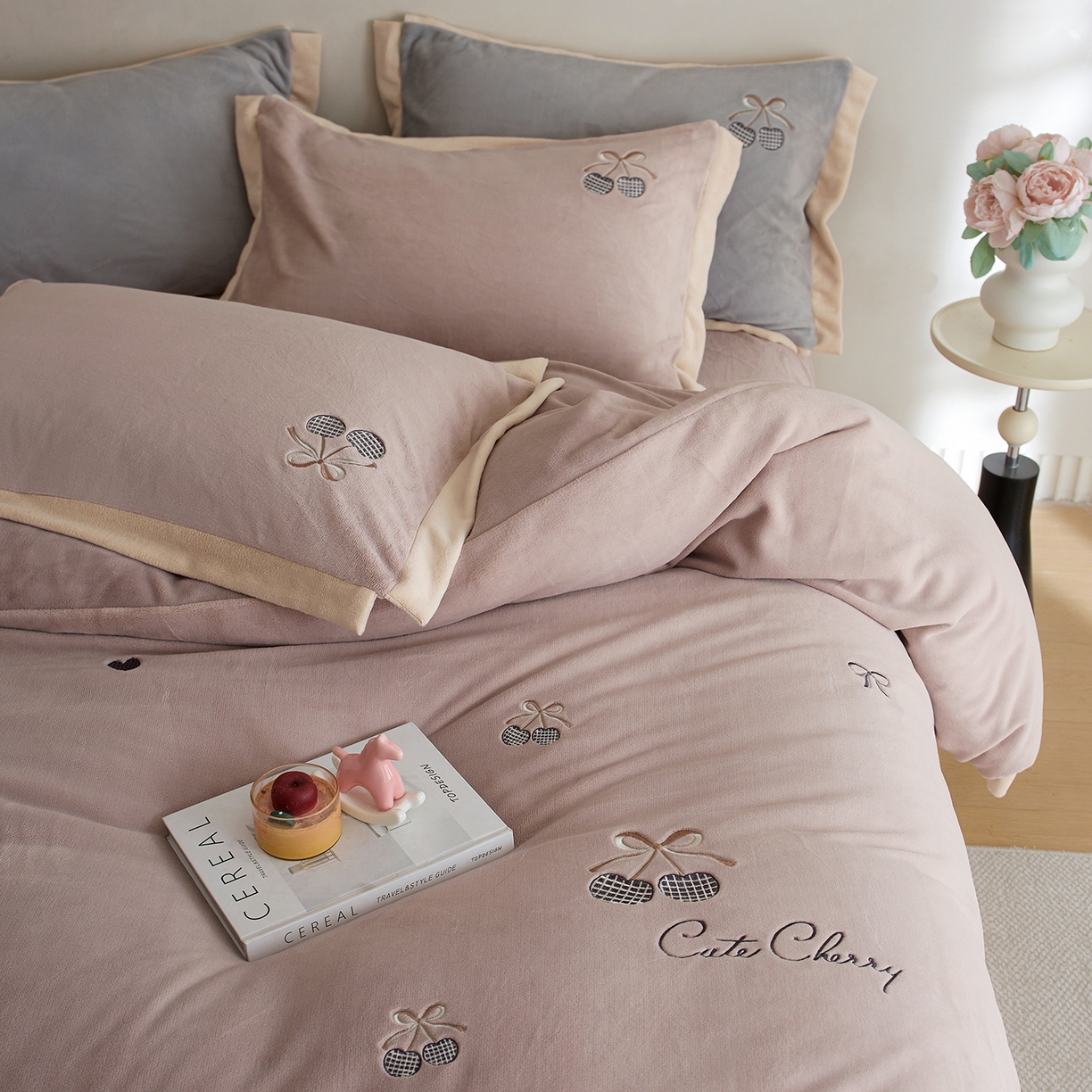 91家纺网 家纺一手货源 找家纺 卡初家居（原微来） 2025新款秋冬全消光A类母婴标准亲肤牛奶绒绣花四件套 暖居-粉豆沙