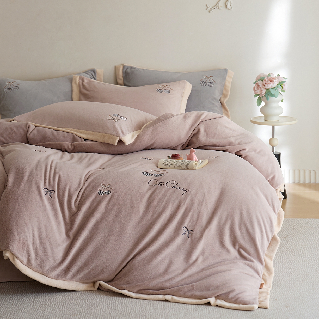 91家纺网 家纺一手货源 找家纺 卡初家居（原微来） 2025新款秋冬全消光A类母婴标准亲肤牛奶绒绣花四件套 暖居-粉豆沙
