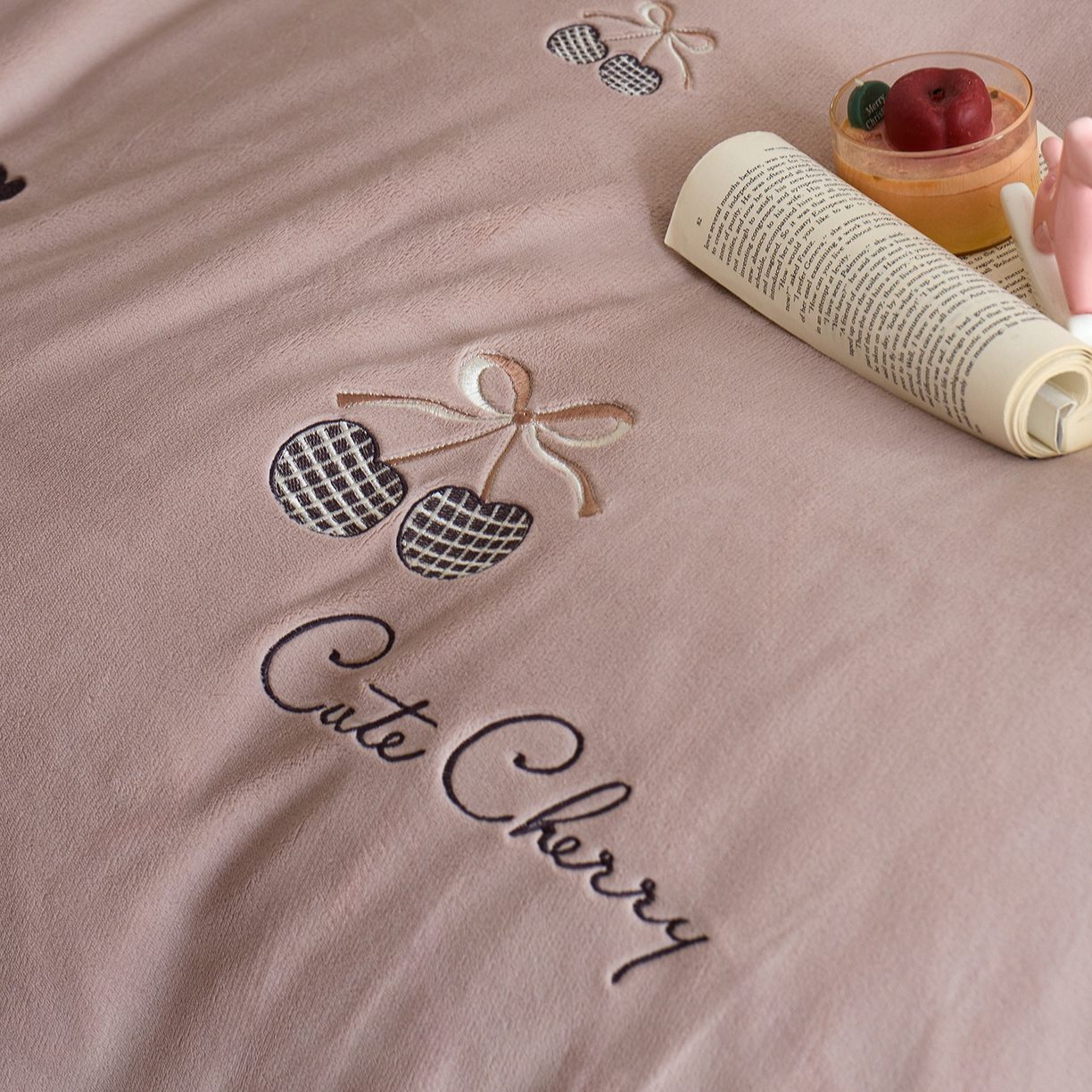 91家纺网 家纺一手货源 找家纺 卡初家居（原微来） 2025新款秋冬全消光A类母婴标准亲肤牛奶绒绣花四件套 暖居-粉豆沙