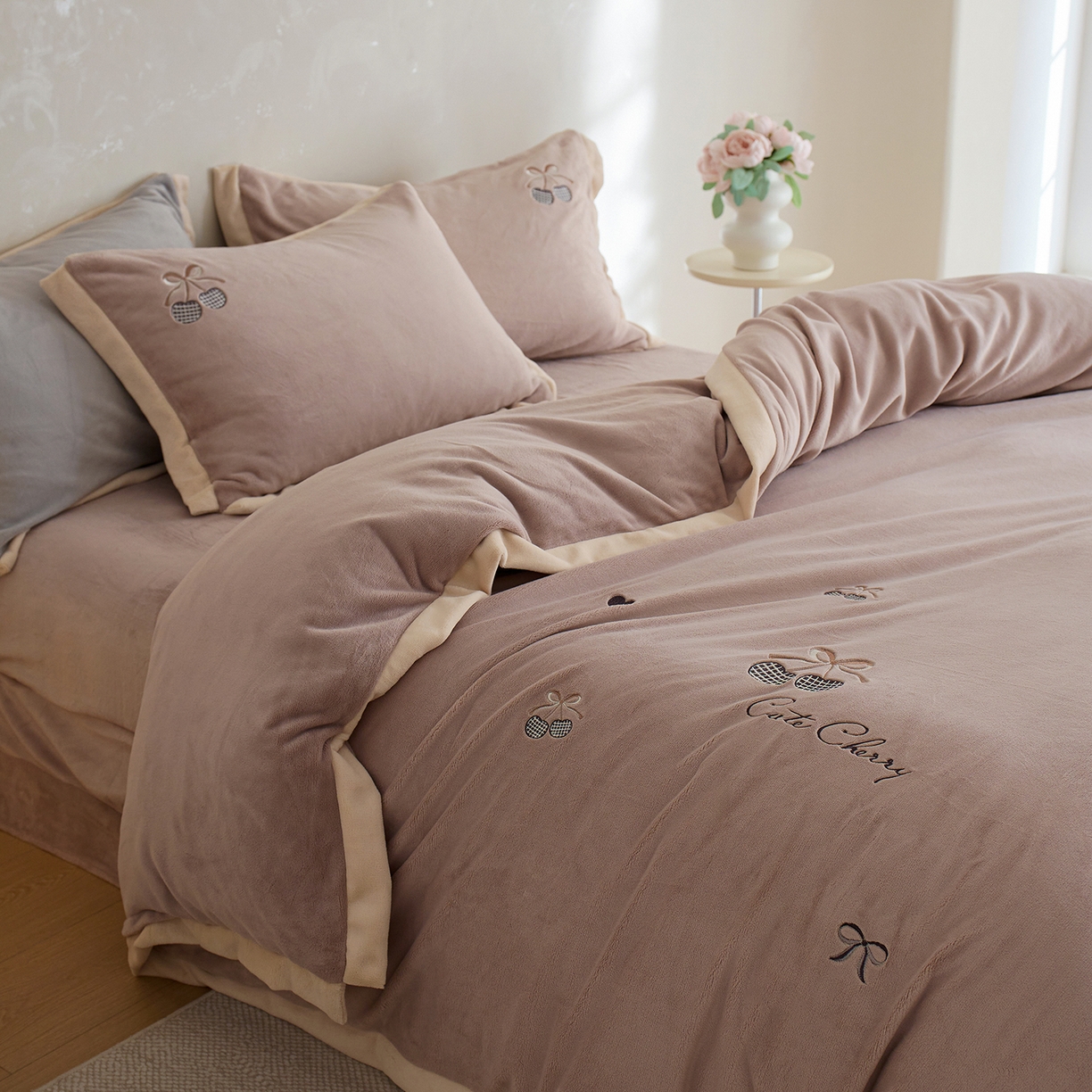 91家纺网 家纺一手货源 找家纺 卡初家居（原微来） 2025新款秋冬全消光A类母婴标准亲肤牛奶绒绣花四件套 暖居-粉豆沙