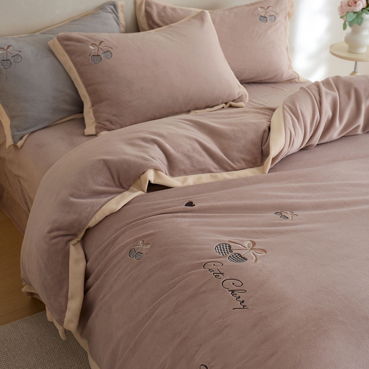 91家纺网 家纺一手货源 找家纺 卡初家居（原微来） 2025新款秋冬全消光A类母婴标准亲肤牛奶绒绣花四件套 暖居-粉豆沙