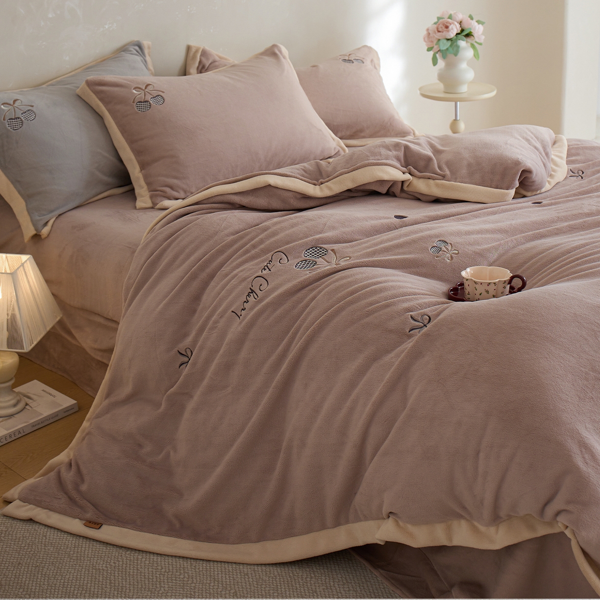 91家纺网 家纺一手货源 找家纺 卡初家居（原微来） 2025新款秋冬全消光A类母婴标准亲肤牛奶绒绣花四件套 暖居-粉豆沙