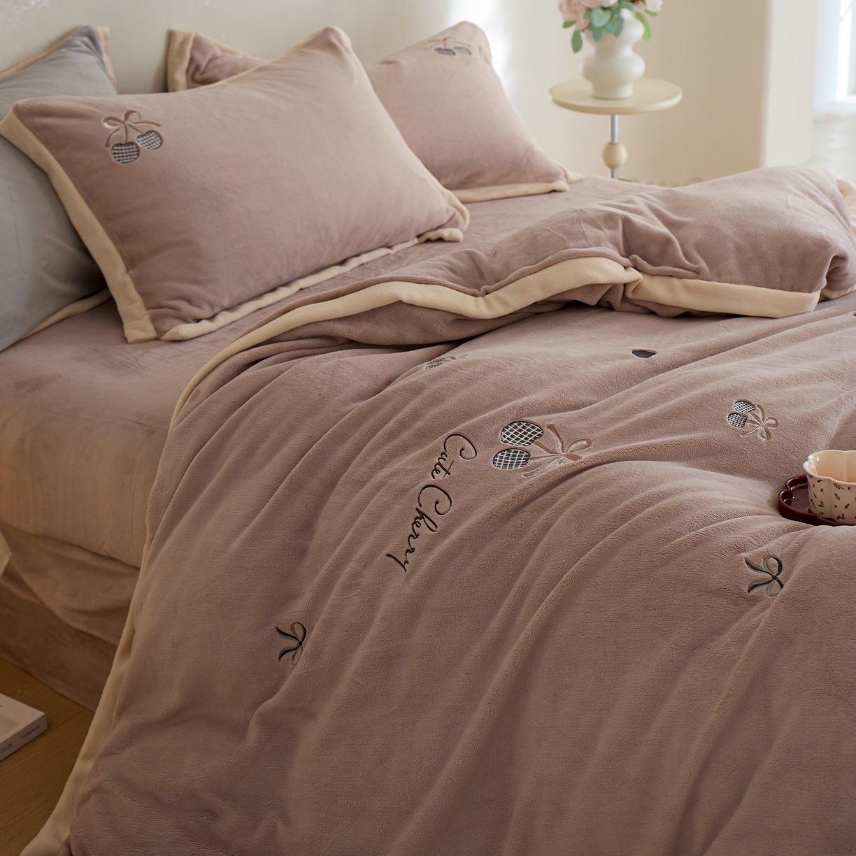 91家纺网 家纺一手货源 找家纺 卡初家居（原微来） 2025新款秋冬全消光A类母婴标准亲肤牛奶绒绣花四件套 暖居-粉豆沙