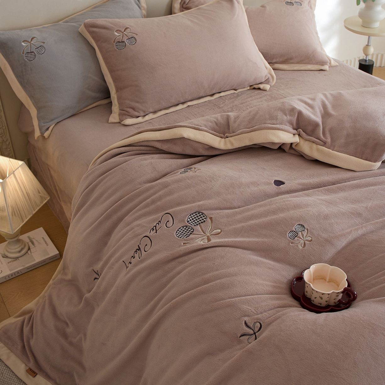 91家纺网 家纺一手货源 找家纺 卡初家居（原微来） 2025新款秋冬全消光A类母婴标准亲肤牛奶绒绣花四件套 暖居-粉豆沙