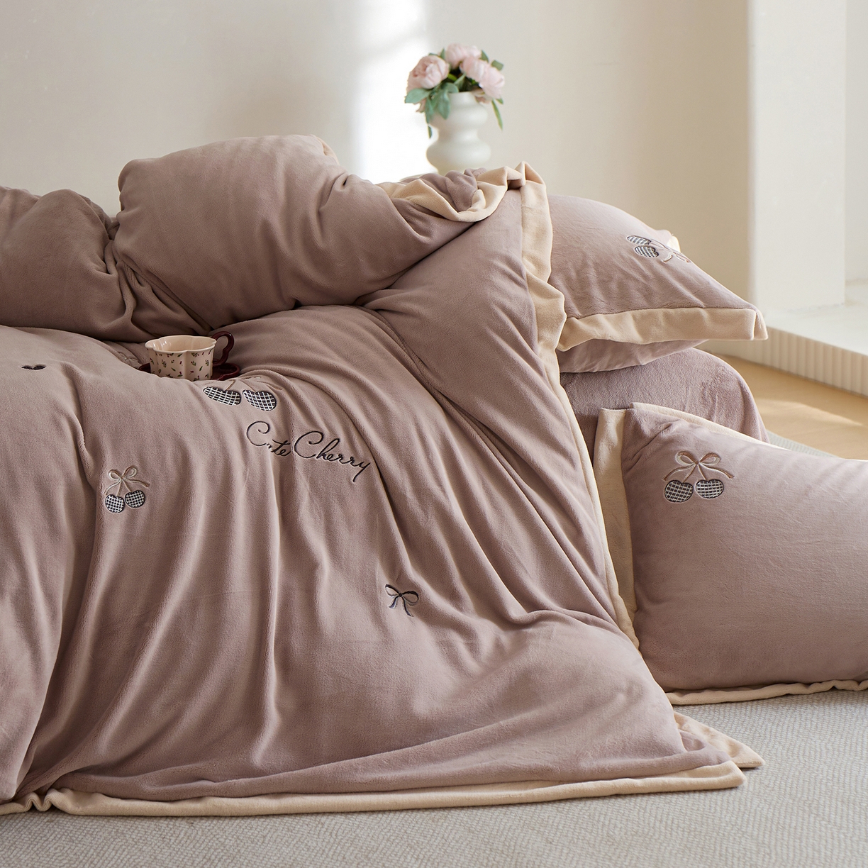 91家纺网 家纺一手货源 找家纺 卡初家居（原微来） 2025新款秋冬全消光A类母婴标准亲肤牛奶绒绣花四件套 暖居-粉豆沙