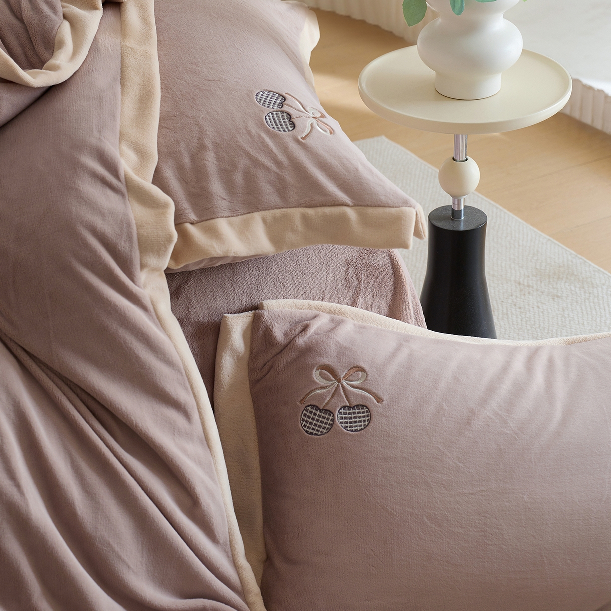 91家纺网 家纺一手货源 找家纺 卡初家居（原微来） 2025新款秋冬全消光A类母婴标准亲肤牛奶绒绣花四件套 暖居-粉豆沙