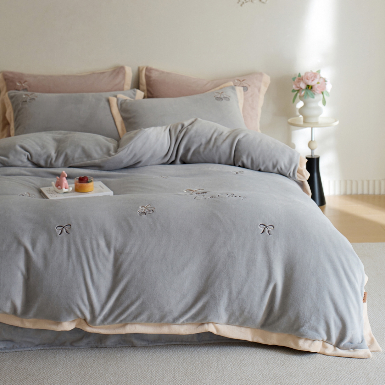 91家纺网 家纺一手货源 找家纺 卡初家居（原微来） 2025新款秋冬全消光A类母婴标准亲肤牛奶绒绣花四件套 暖居-浅云灰