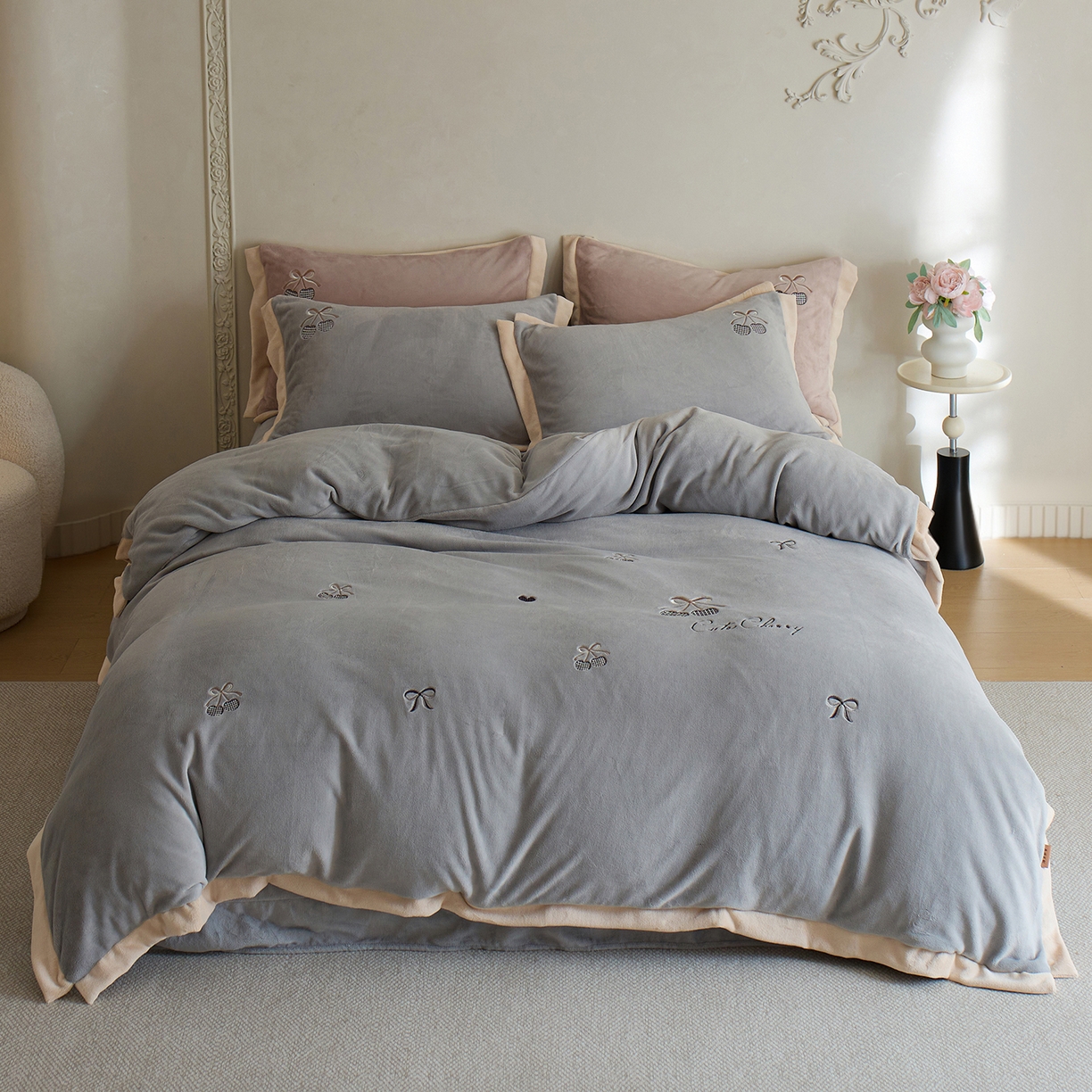 91家纺网 家纺一手货源 找家纺 卡初家居（原微来） 2025新款秋冬全消光A类母婴标准亲肤牛奶绒绣花四件套 暖居-浅云灰