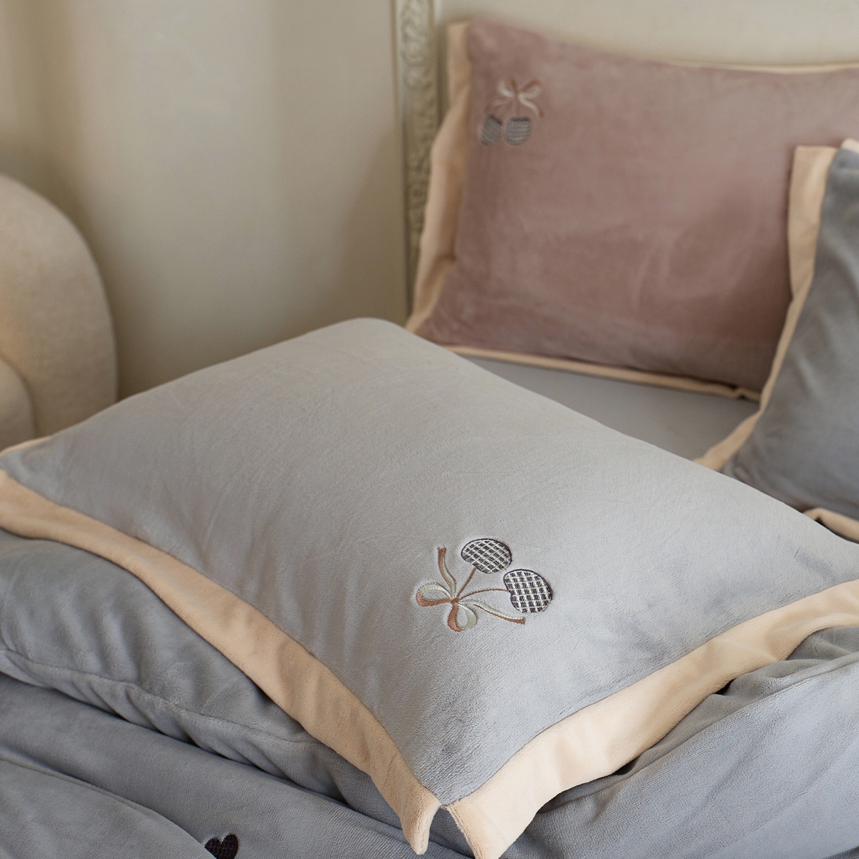 91家纺网 家纺一手货源 找家纺 卡初家居（原微来） 2025新款秋冬全消光A类母婴标准亲肤牛奶绒绣花四件套 暖居-浅云灰