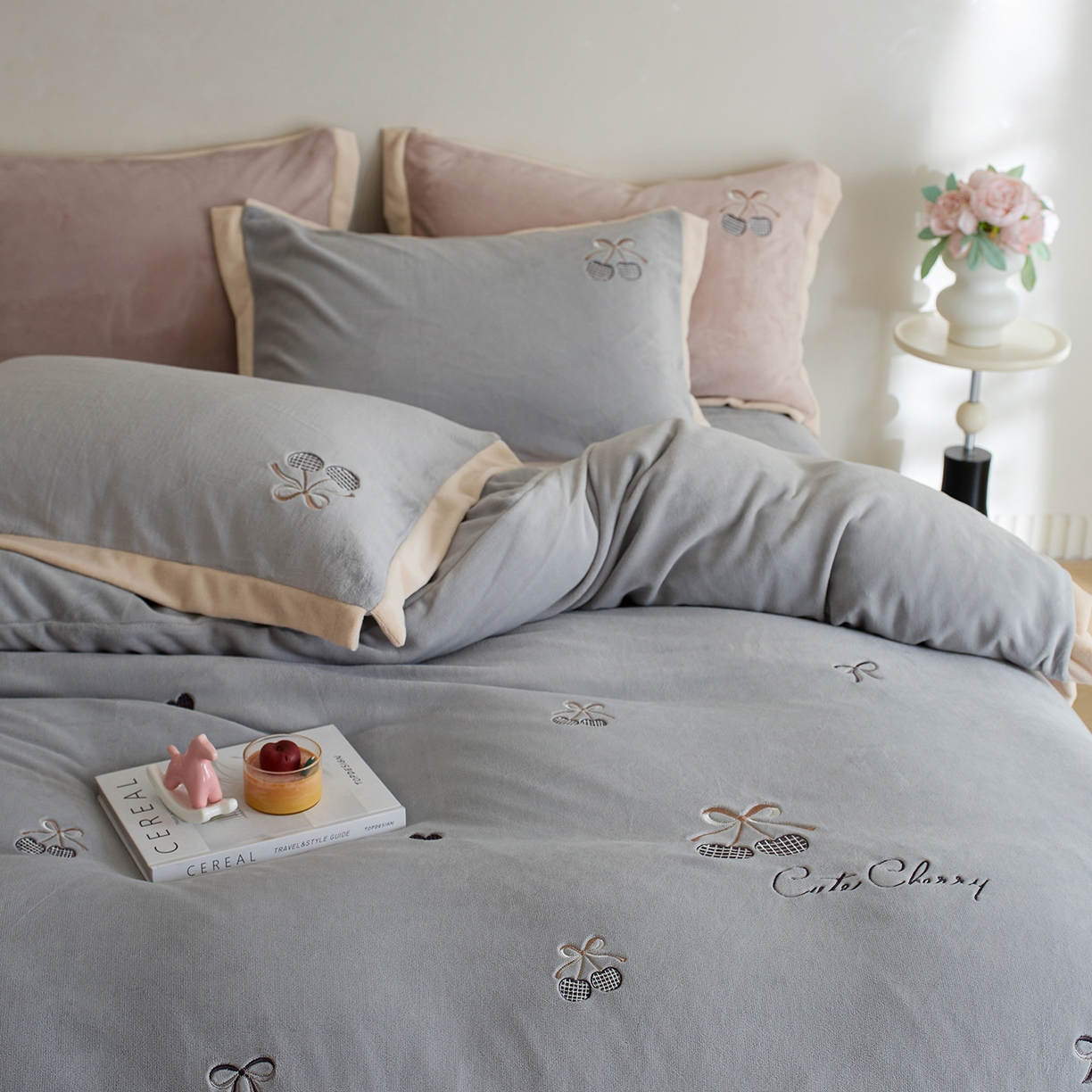 91家纺网 家纺一手货源 找家纺 卡初家居（原微来） 2025新款秋冬全消光A类母婴标准亲肤牛奶绒绣花四件套 暖居-浅云灰