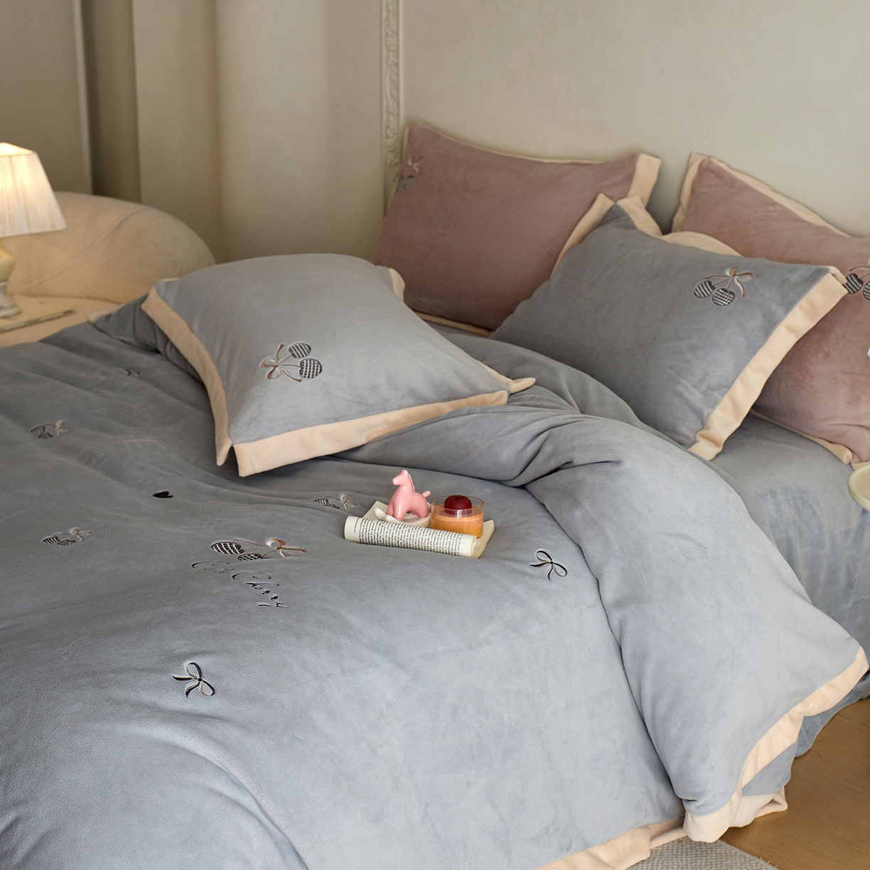 91家纺网 家纺一手货源 找家纺 卡初家居（原微来） 2025新款秋冬全消光A类母婴标准亲肤牛奶绒绣花四件套 暖居-浅云灰