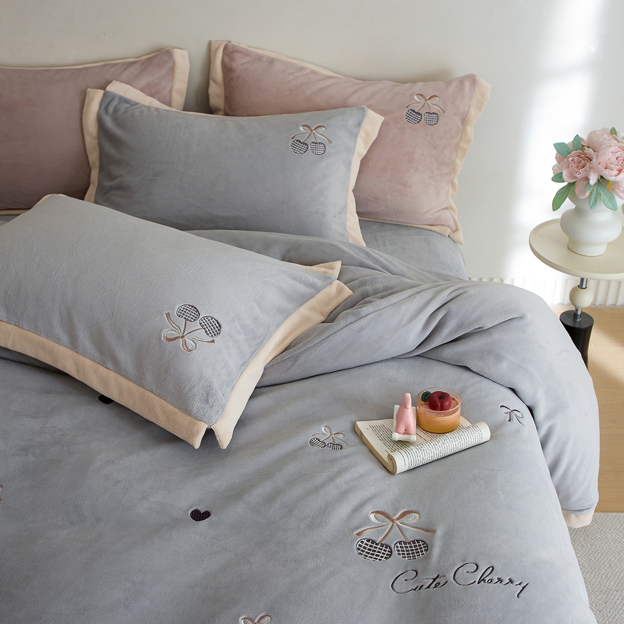 91家纺网 家纺一手货源 找家纺 卡初家居（原微来） 2025新款秋冬全消光A类母婴标准亲肤牛奶绒绣花四件套 暖居-浅云灰