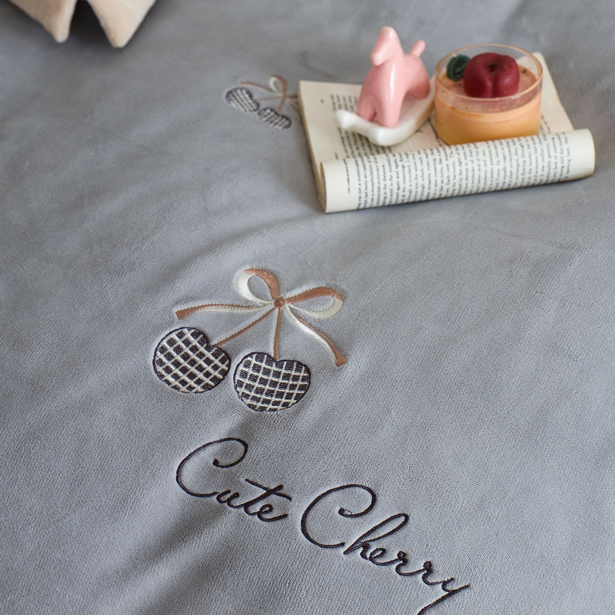 91家纺网 家纺一手货源 找家纺 卡初家居（原微来） 2025新款秋冬全消光A类母婴标准亲肤牛奶绒绣花四件套 暖居-浅云灰