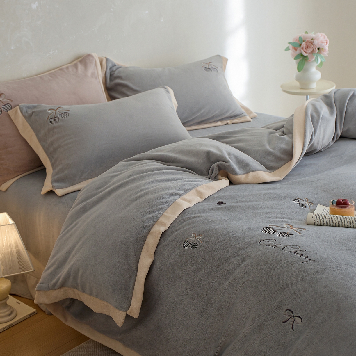 91家纺网 家纺一手货源 找家纺 卡初家居（原微来） 2025新款秋冬全消光A类母婴标准亲肤牛奶绒绣花四件套 暖居-浅云灰