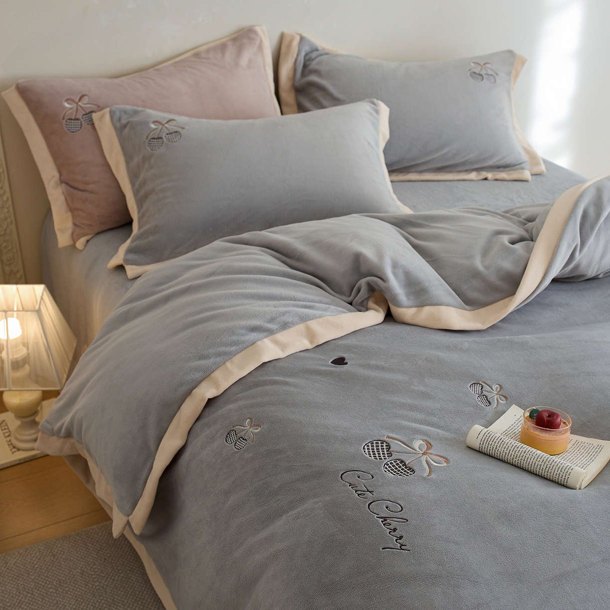 91家纺网 家纺一手货源 找家纺 卡初家居（原微来） 2025新款秋冬全消光A类母婴标准亲肤牛奶绒绣花四件套 暖居-浅云灰