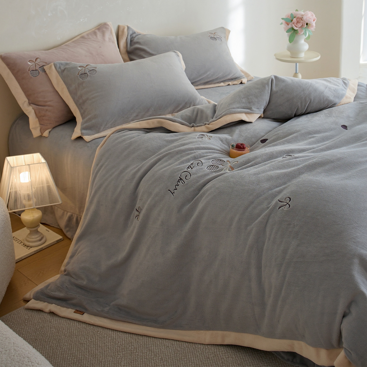 91家纺网 家纺一手货源 找家纺 卡初家居（原微来） 2025新款秋冬全消光A类母婴标准亲肤牛奶绒绣花四件套 暖居-浅云灰