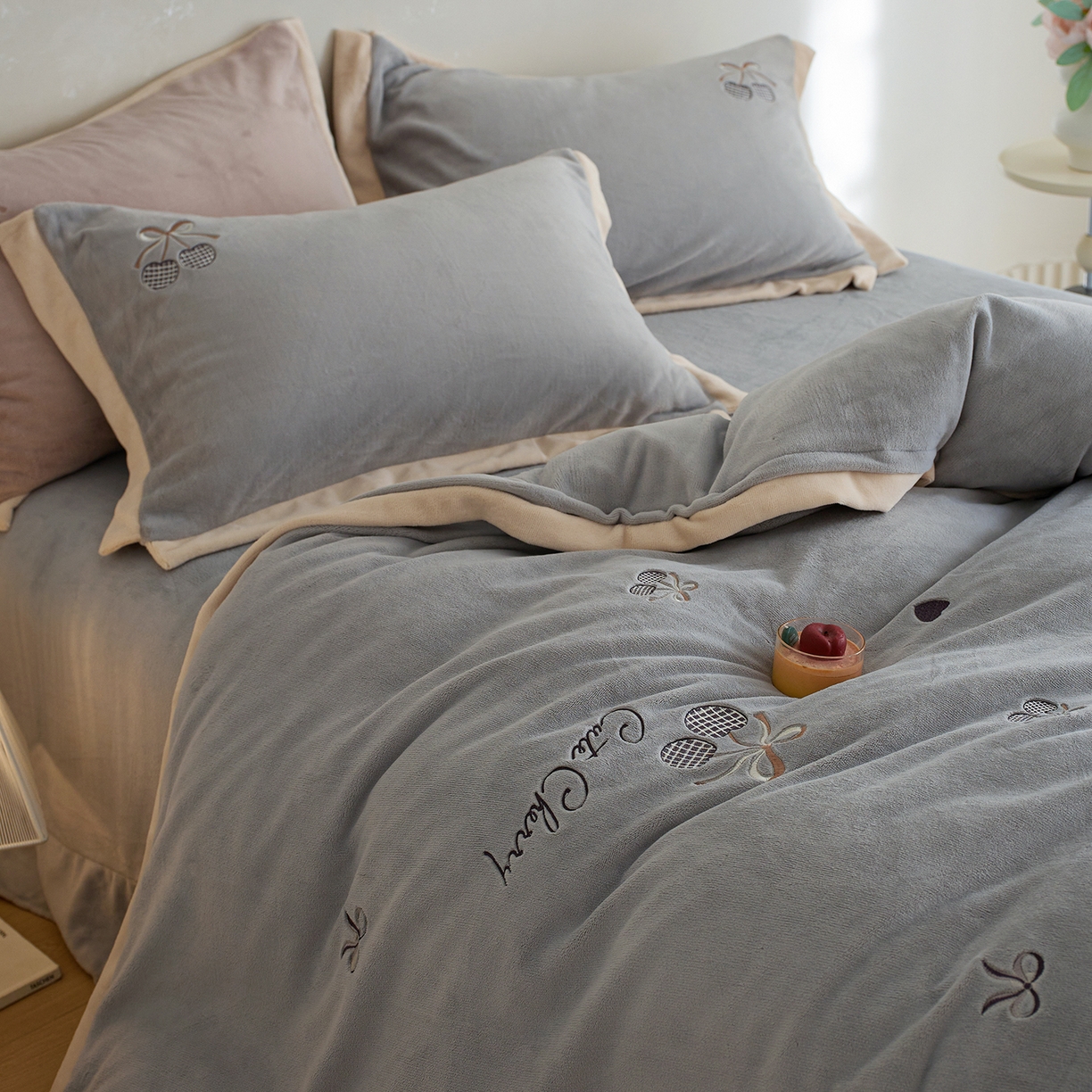 91家纺网 家纺一手货源 找家纺 卡初家居（原微来） 2025新款秋冬全消光A类母婴标准亲肤牛奶绒绣花四件套 暖居-浅云灰