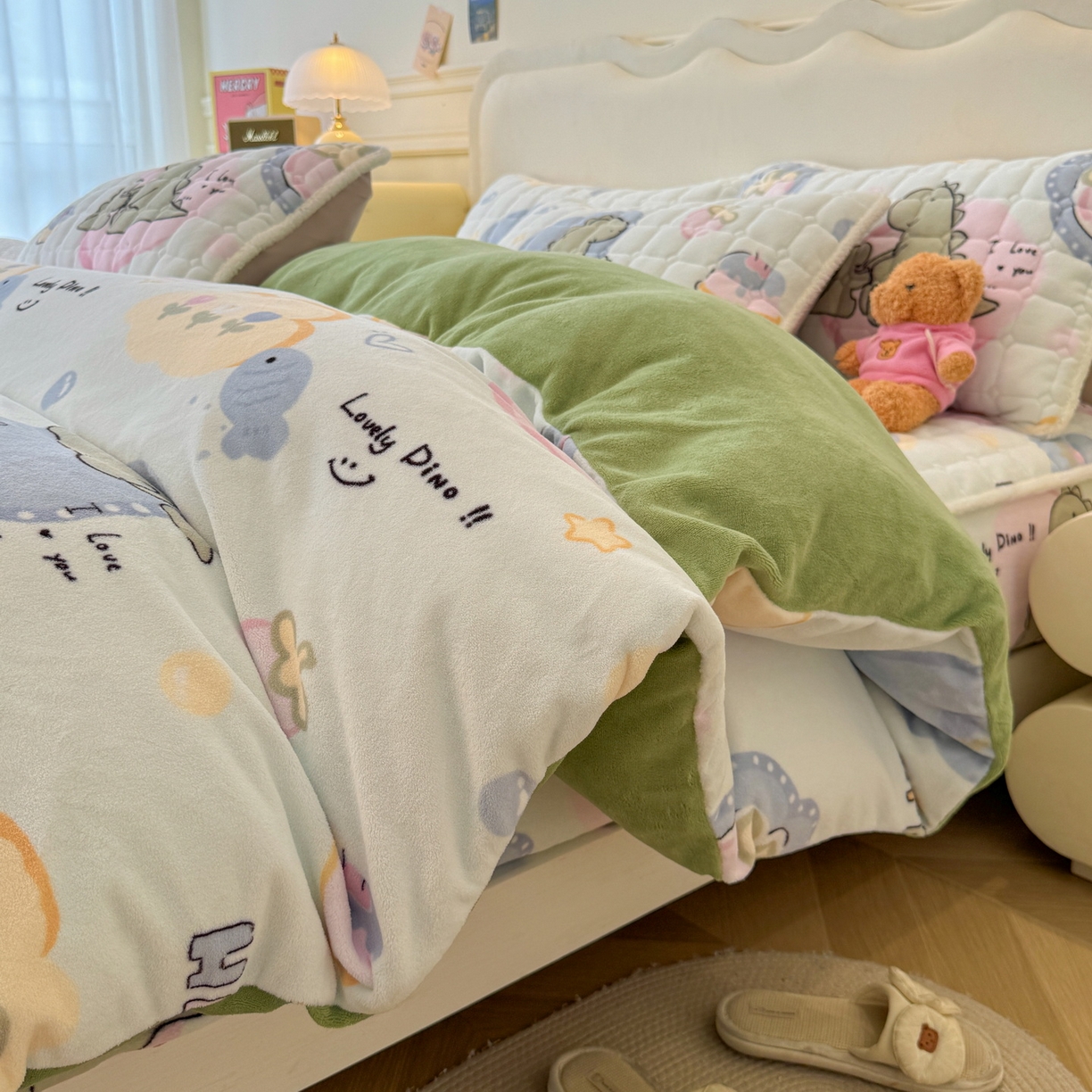 91家纺网 家纺一手货源 找家纺 LIFE.丽芙 2025秋冬新款A类牛奶绒加厚夹棉床笠+被套组合四件套 恐龙宝宝