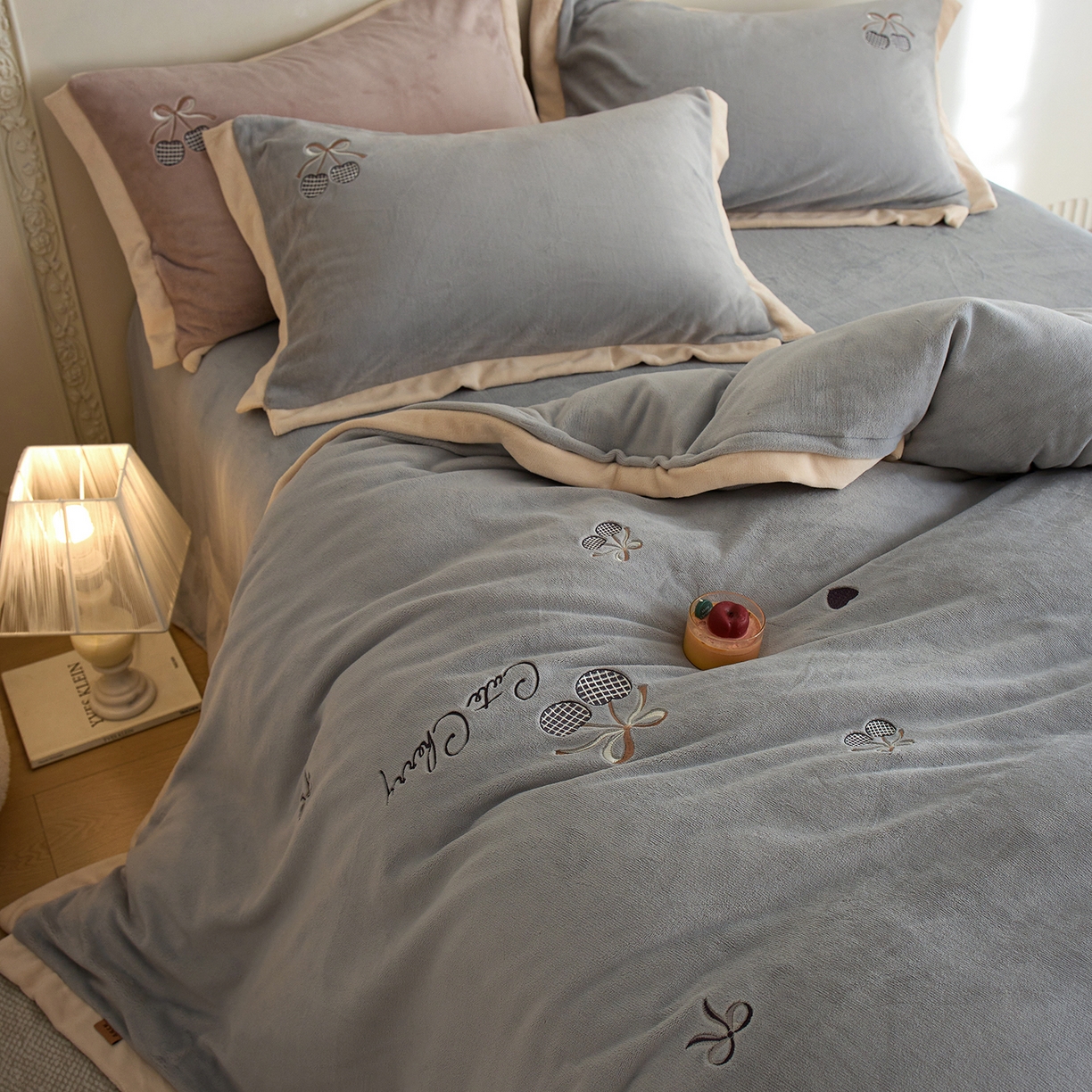 91家纺网 家纺一手货源 找家纺 卡初家居（原微来） 2025新款秋冬全消光A类母婴标准亲肤牛奶绒绣花四件套 暖居-浅云灰