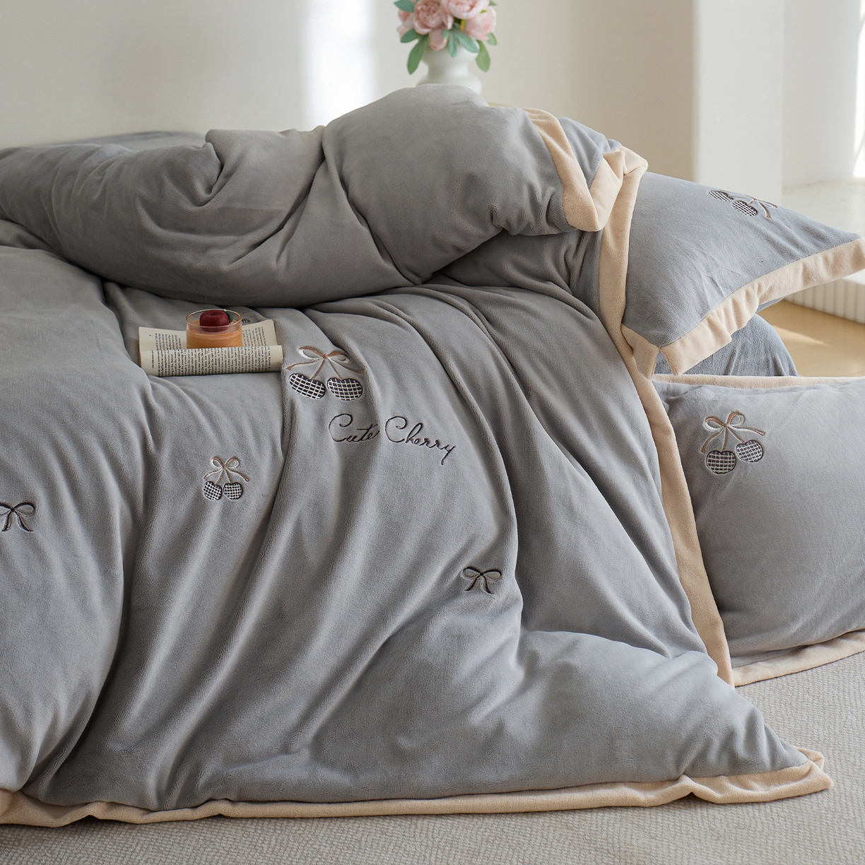 91家纺网 家纺一手货源 找家纺 卡初家居（原微来） 2025新款秋冬全消光A类母婴标准亲肤牛奶绒绣花四件套 暖居-浅云灰