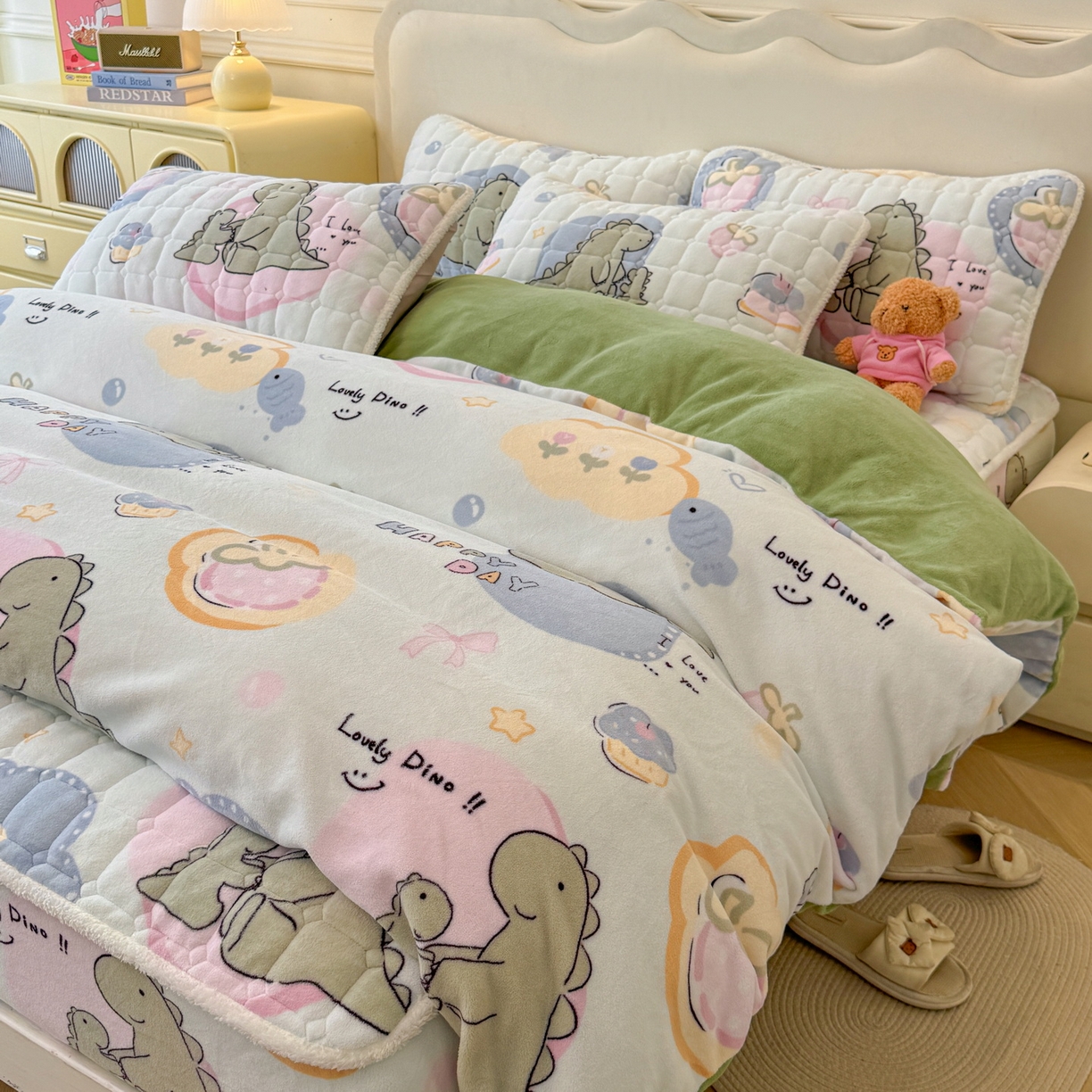 91家纺网 家纺一手货源 找家纺 LIFE.丽芙 2025秋冬新款A类牛奶绒加厚夹棉床笠+被套组合四件套 恐龙宝宝