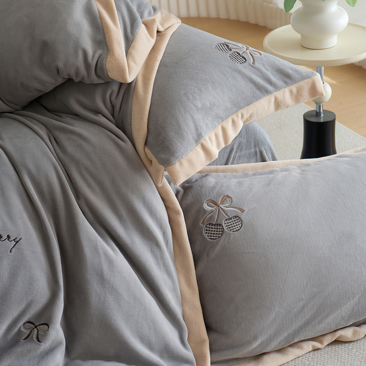 91家纺网 家纺一手货源 找家纺 卡初家居（原微来） 2025新款秋冬全消光A类母婴标准亲肤牛奶绒绣花四件套 暖居-浅云灰