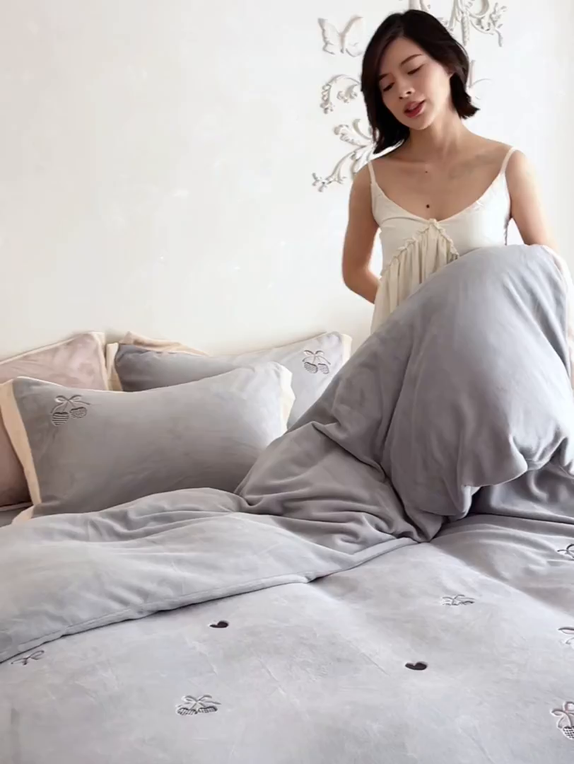 91家纺网 家纺一手货源 找家纺 卡初家居（原微来） 2025新款秋冬全消光A类母婴标准亲肤牛奶绒绣花四件套 暖居-浅云灰