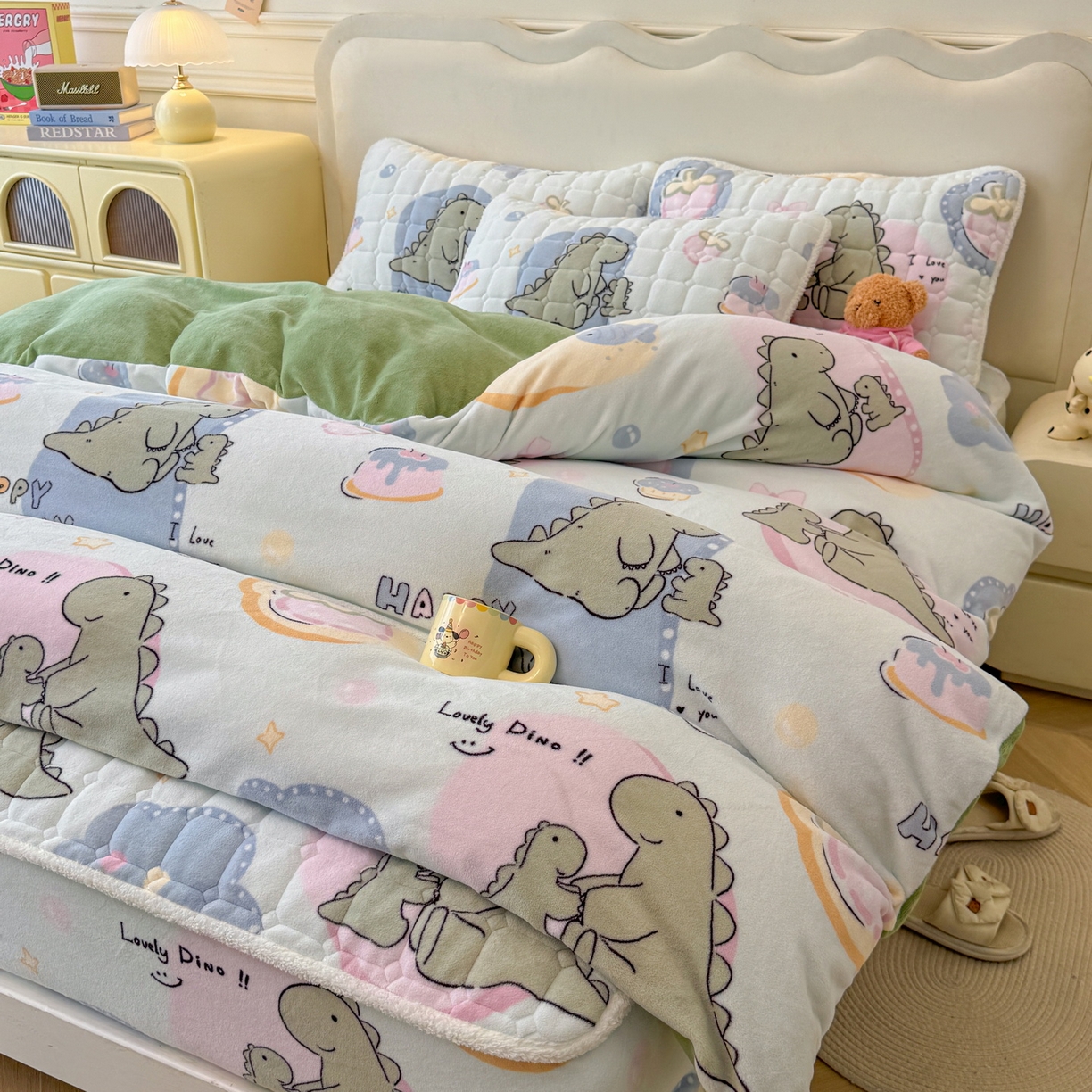 91家纺网 家纺一手货源 找家纺 LIFE.丽芙 2025秋冬新款A类牛奶绒加厚夹棉床笠+被套组合四件套 恐龙宝宝