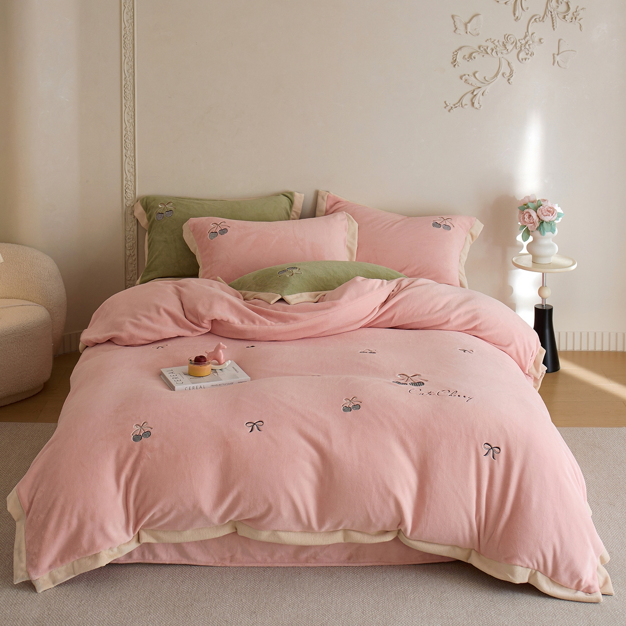 91家纺网 家纺一手货源 找家纺 卡初家居（原微来） 2025新款秋冬全消光A类母婴标准亲肤牛奶绒绣花四件套 暖居-轻奢粉