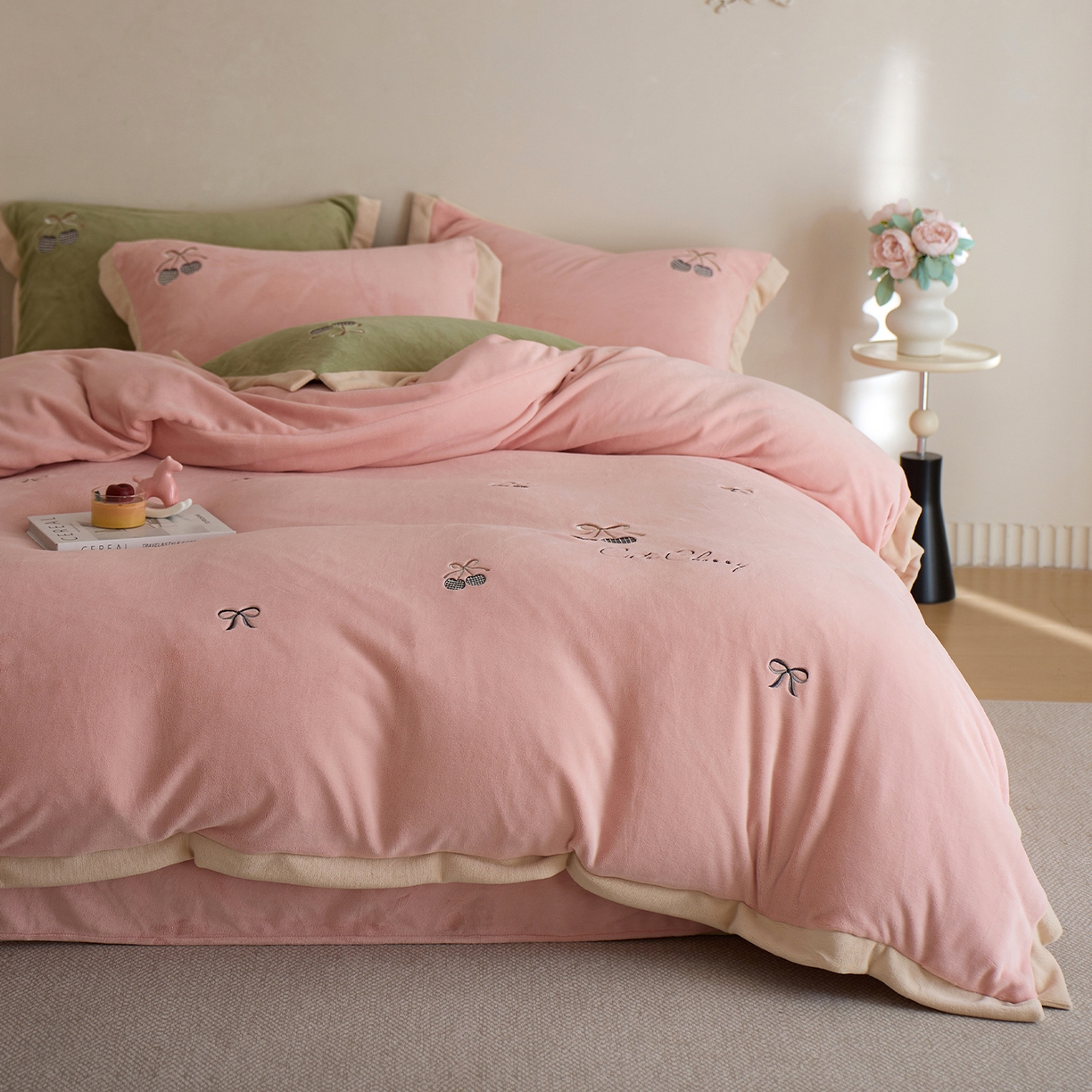 91家纺网 家纺一手货源 找家纺 卡初家居（原微来） 2025新款秋冬全消光A类母婴标准亲肤牛奶绒绣花四件套 暖居-轻奢粉