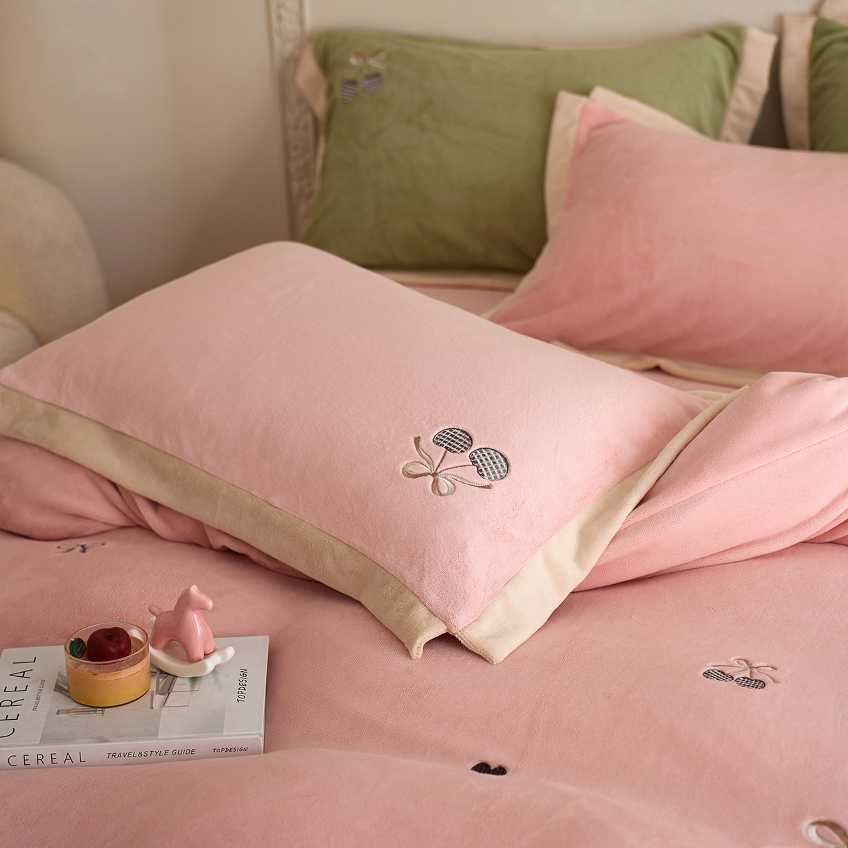 91家纺网 家纺一手货源 找家纺 卡初家居（原微来） 2025新款秋冬全消光A类母婴标准亲肤牛奶绒绣花四件套 暖居-轻奢粉