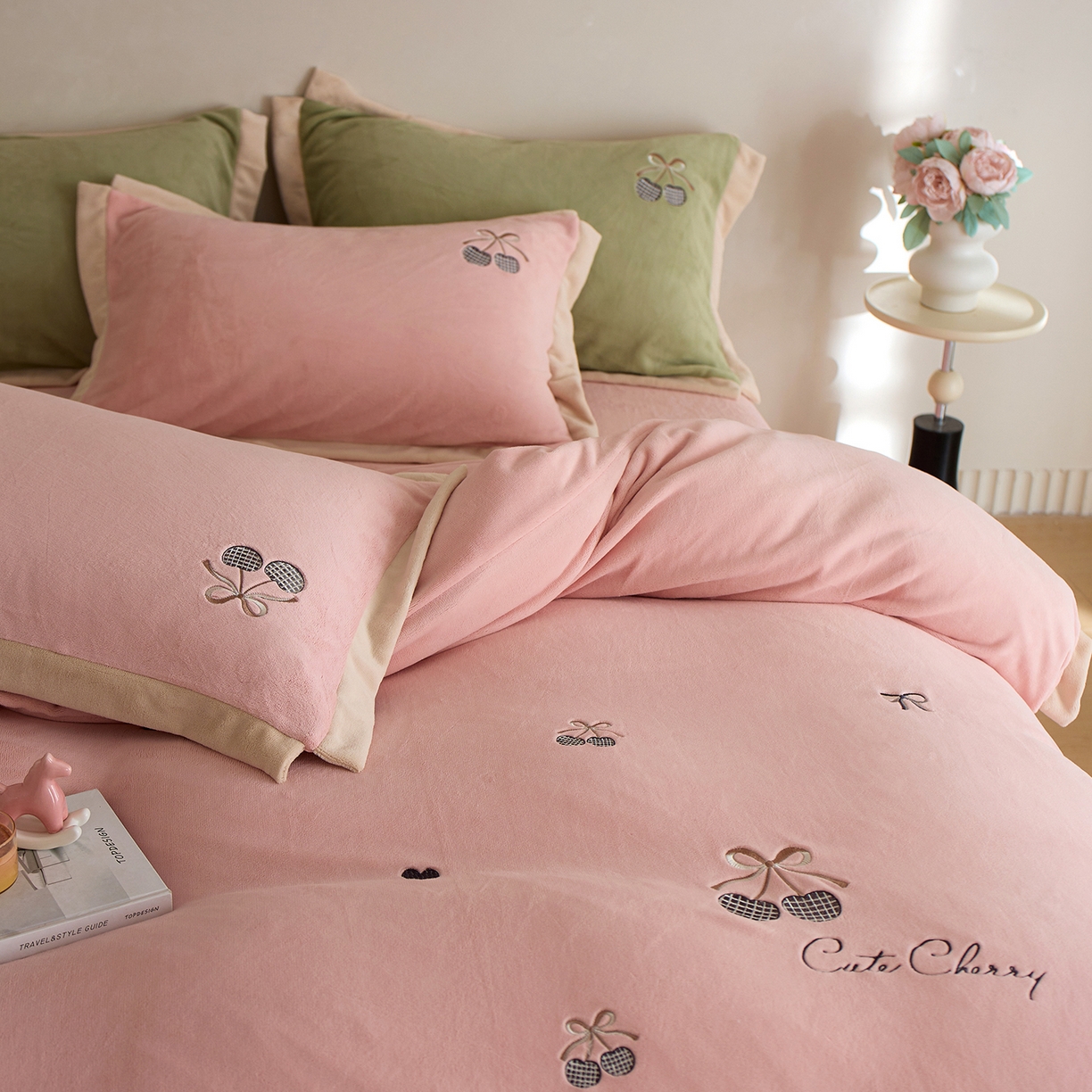 91家纺网 家纺一手货源 找家纺 卡初家居（原微来） 2025新款秋冬全消光A类母婴标准亲肤牛奶绒绣花四件套 暖居-轻奢粉