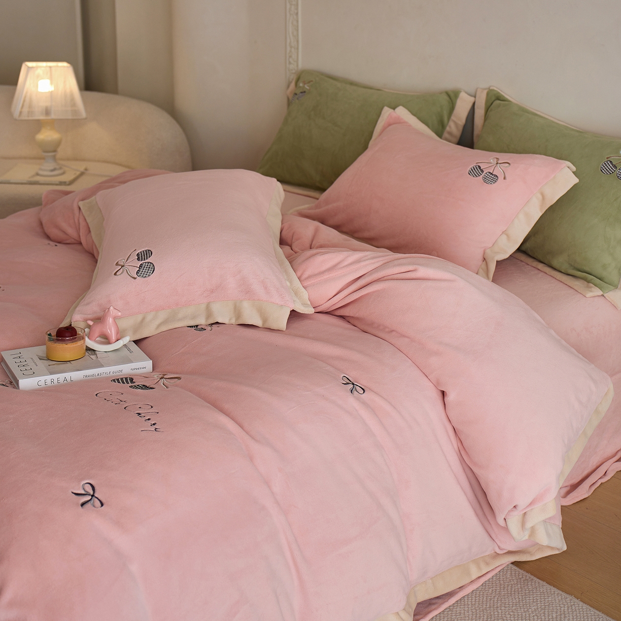 91家纺网 家纺一手货源 找家纺 卡初家居（原微来） 2025新款秋冬全消光A类母婴标准亲肤牛奶绒绣花四件套 暖居-轻奢粉