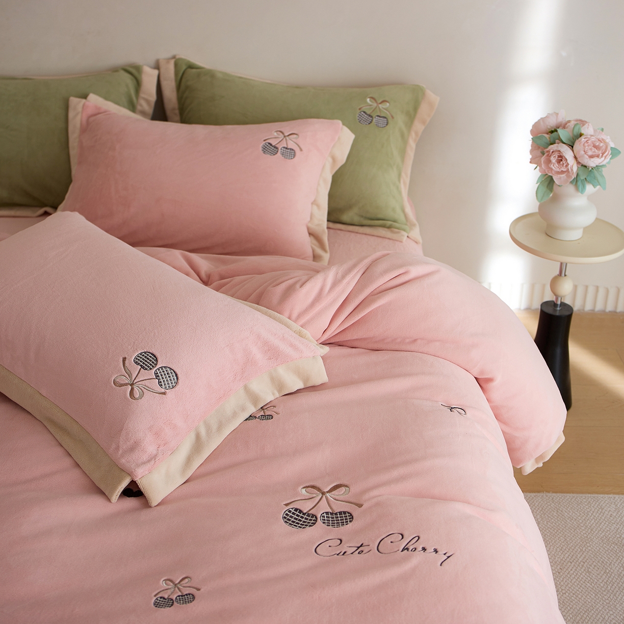 91家纺网 家纺一手货源 找家纺 卡初家居（原微来） 2025新款秋冬全消光A类母婴标准亲肤牛奶绒绣花四件套 暖居-轻奢粉