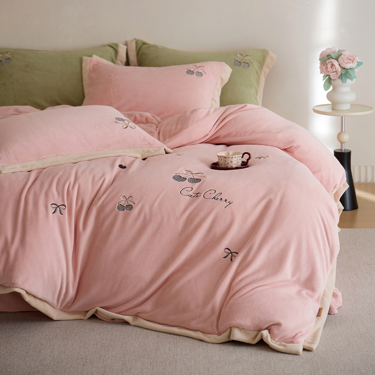 91家纺网 家纺一手货源 找家纺 卡初家居（原微来） 2025新款秋冬全消光A类母婴标准亲肤牛奶绒绣花四件套 暖居-轻奢粉