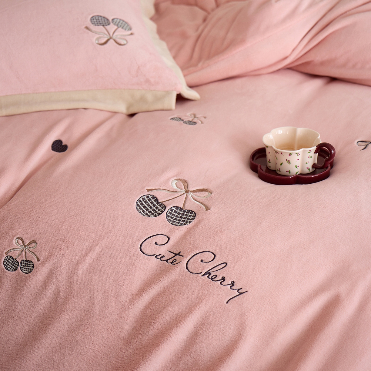 91家纺网 家纺一手货源 找家纺 卡初家居（原微来） 2025新款秋冬全消光A类母婴标准亲肤牛奶绒绣花四件套 暖居-轻奢粉