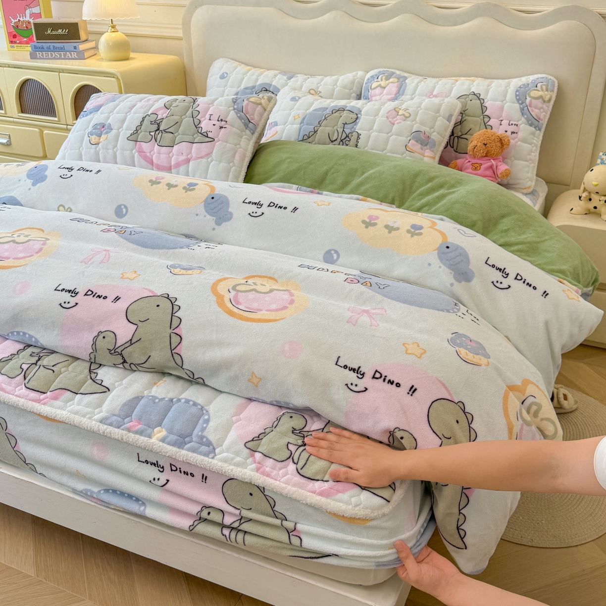 91家纺网 家纺一手货源 找家纺 LIFE.丽芙 2025秋冬新款A类牛奶绒加厚夹棉床笠+被套组合四件套 恐龙宝宝