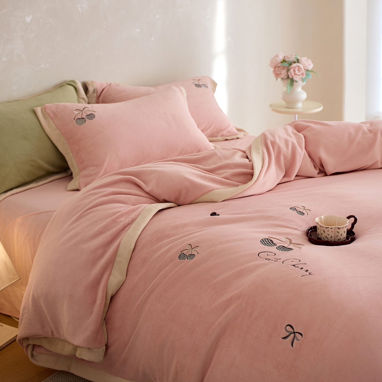 91家纺网 家纺一手货源 找家纺 卡初家居（原微来） 2025新款秋冬全消光A类母婴标准亲肤牛奶绒绣花四件套 暖居-轻奢粉