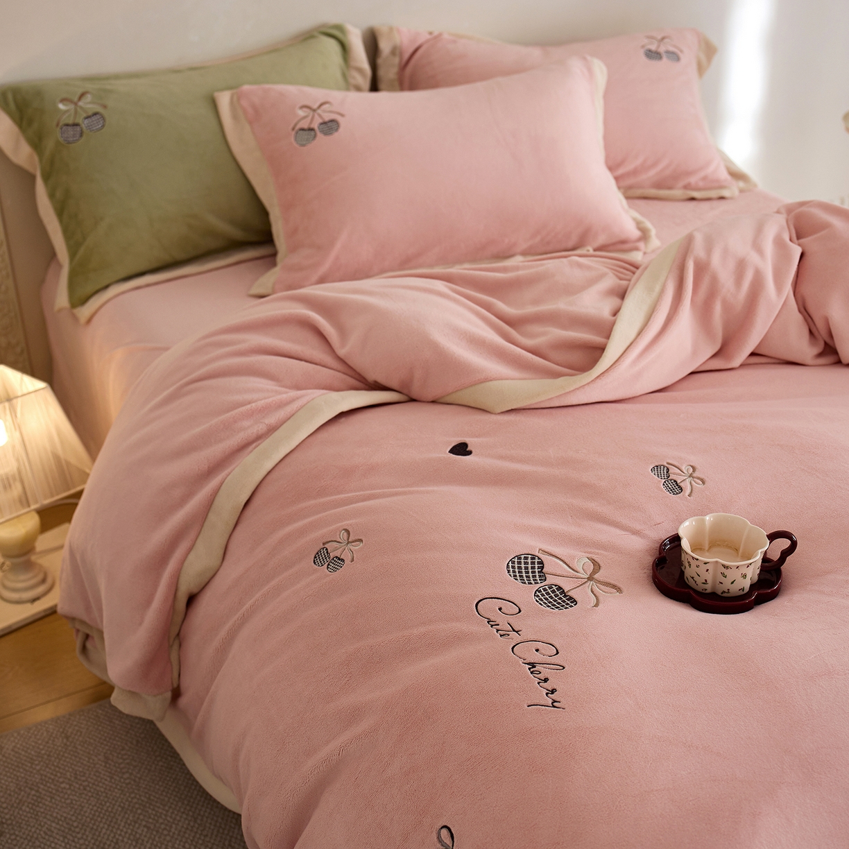 91家纺网 家纺一手货源 找家纺 卡初家居（原微来） 2025新款秋冬全消光A类母婴标准亲肤牛奶绒绣花四件套 暖居-轻奢粉