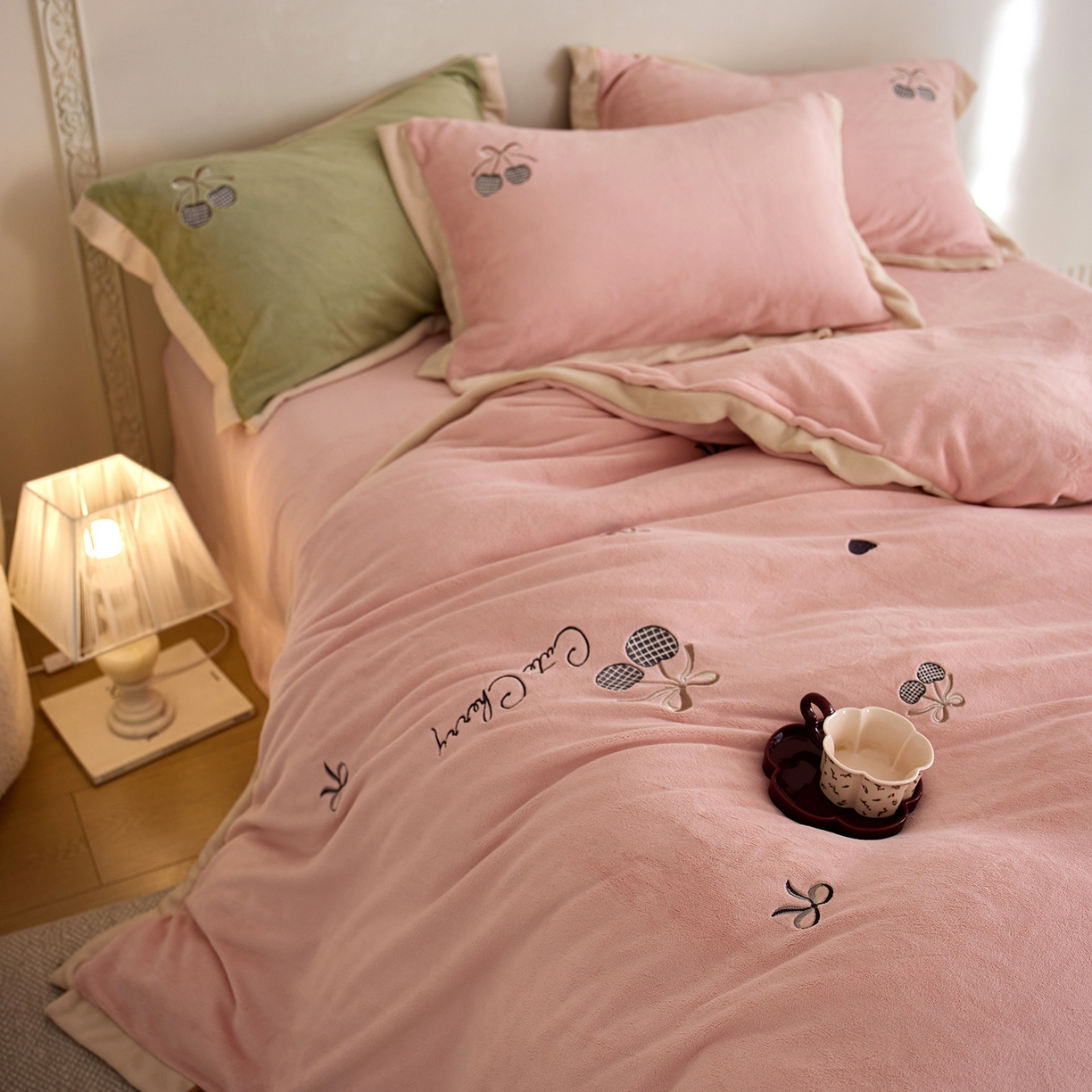 91家纺网 家纺一手货源 找家纺 卡初家居（原微来） 2025新款秋冬全消光A类母婴标准亲肤牛奶绒绣花四件套 暖居-轻奢粉