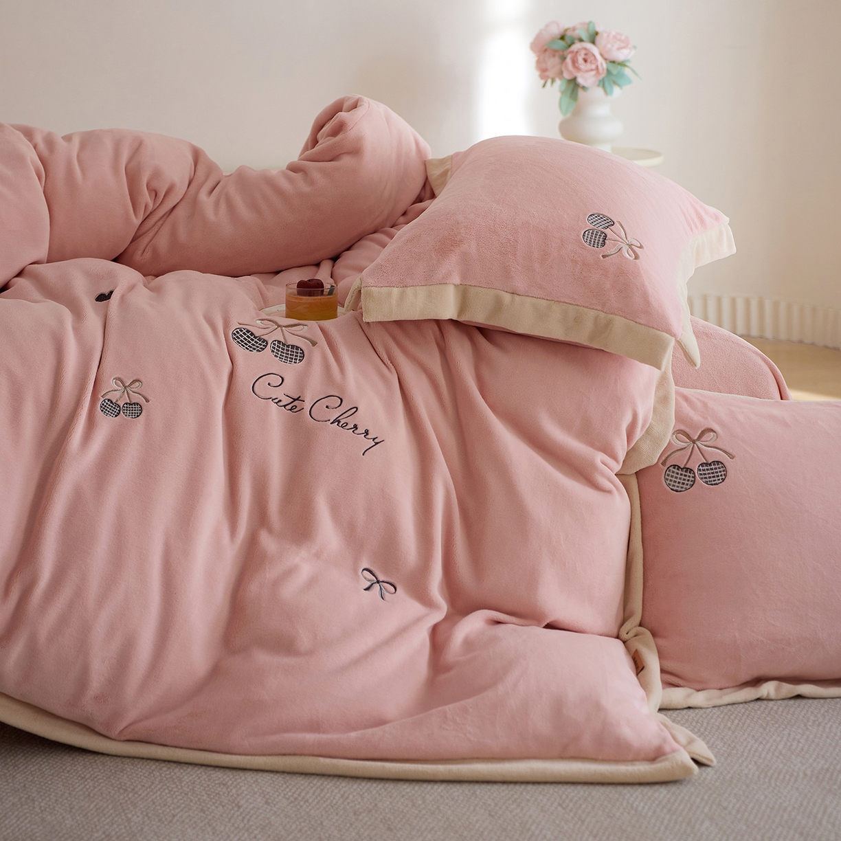 91家纺网 家纺一手货源 找家纺 卡初家居（原微来） 2025新款秋冬全消光A类母婴标准亲肤牛奶绒绣花四件套 暖居-轻奢粉