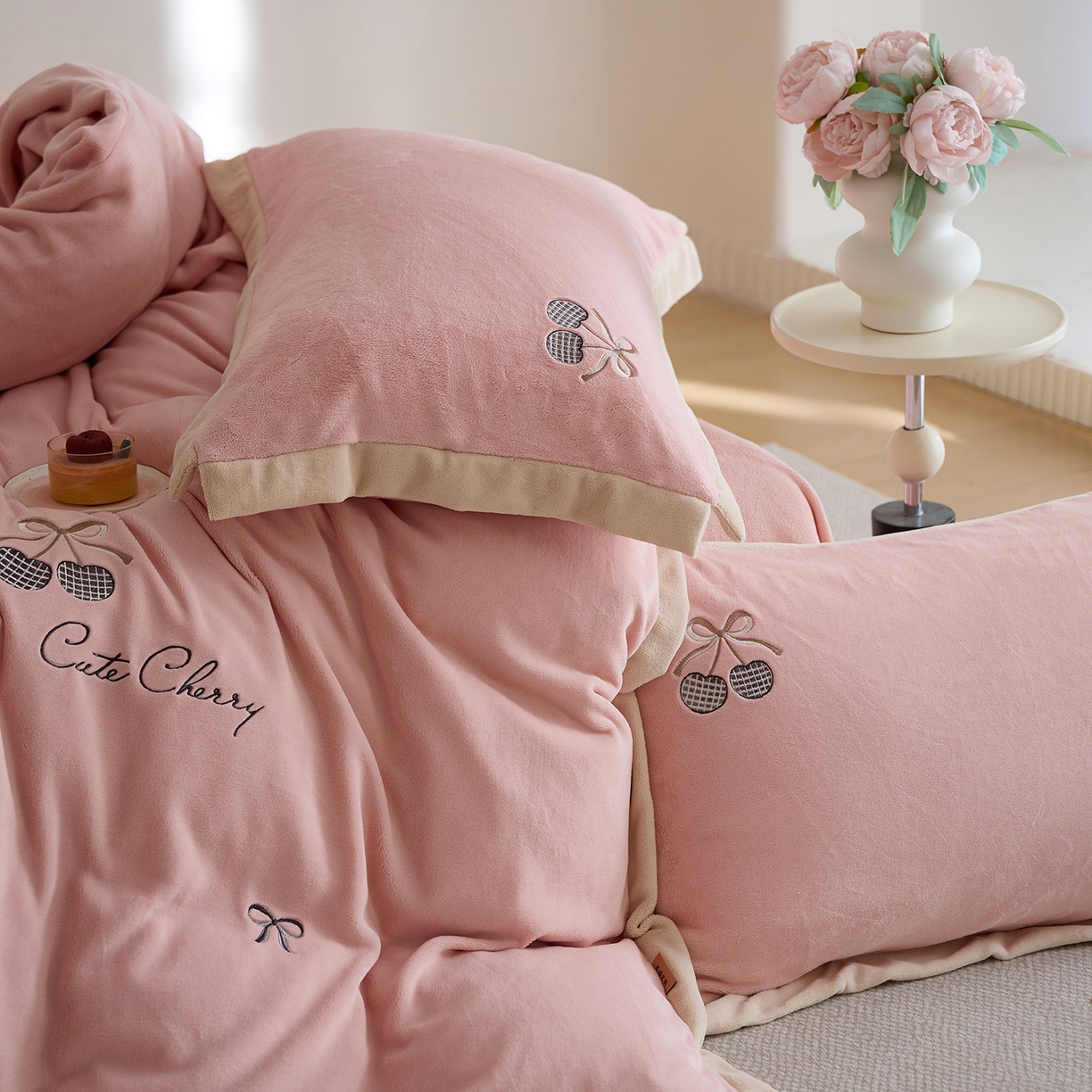 91家纺网 家纺一手货源 找家纺 卡初家居（原微来） 2025新款秋冬全消光A类母婴标准亲肤牛奶绒绣花四件套 暖居-轻奢粉