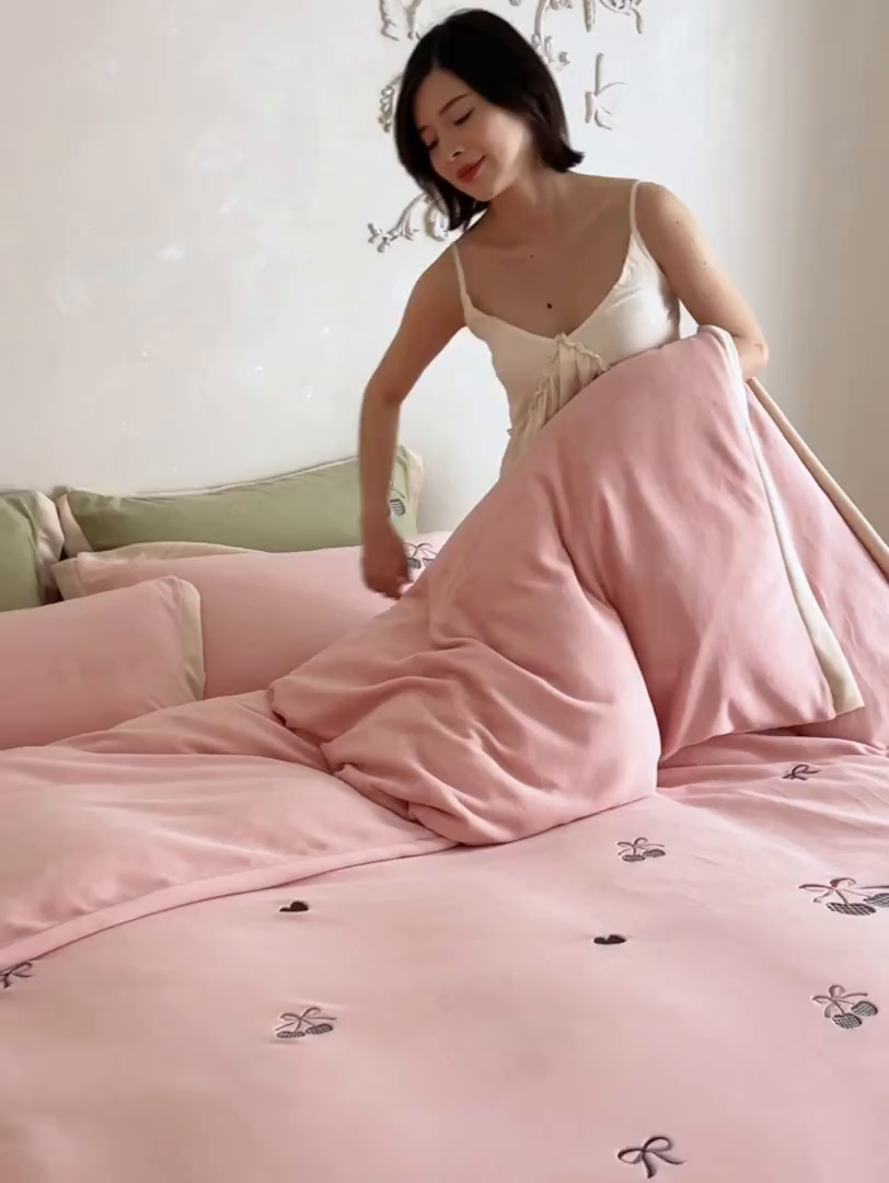 91家纺网 家纺一手货源 找家纺 卡初家居（原微来） 2025新款秋冬全消光A类母婴标准亲肤牛奶绒绣花四件套 暖居-轻奢粉