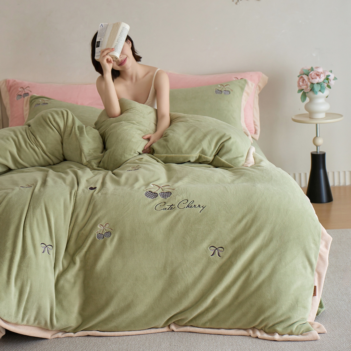 91家纺网 家纺一手货源 找家纺 卡初家居（原微来） 2025新款秋冬全消光A类母婴标准亲肤牛奶绒绣花四件套 暖居-新芽绿