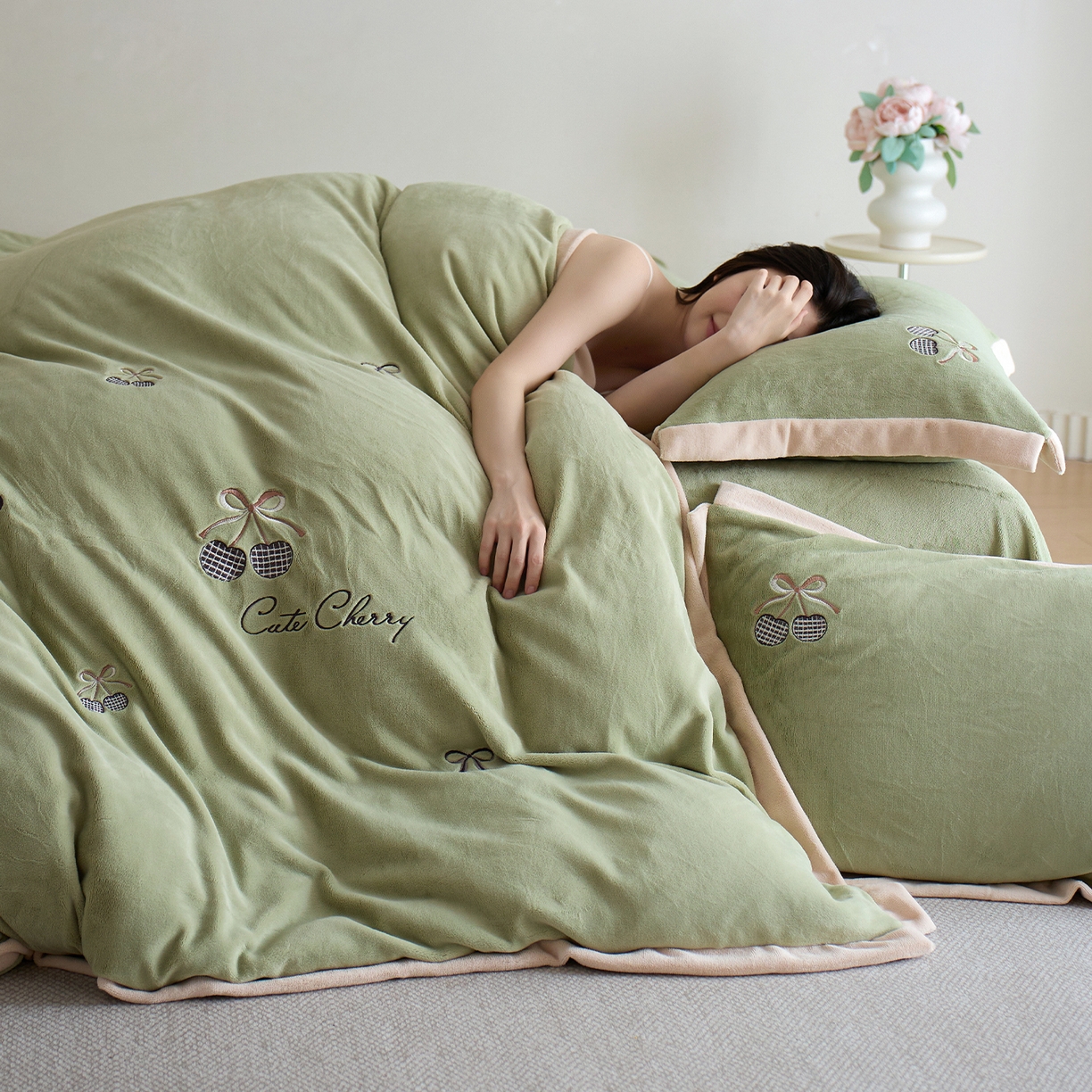 91家纺网 家纺一手货源 找家纺 卡初家居（原微来） 2025新款秋冬全消光A类母婴标准亲肤牛奶绒绣花四件套 暖居-新芽绿