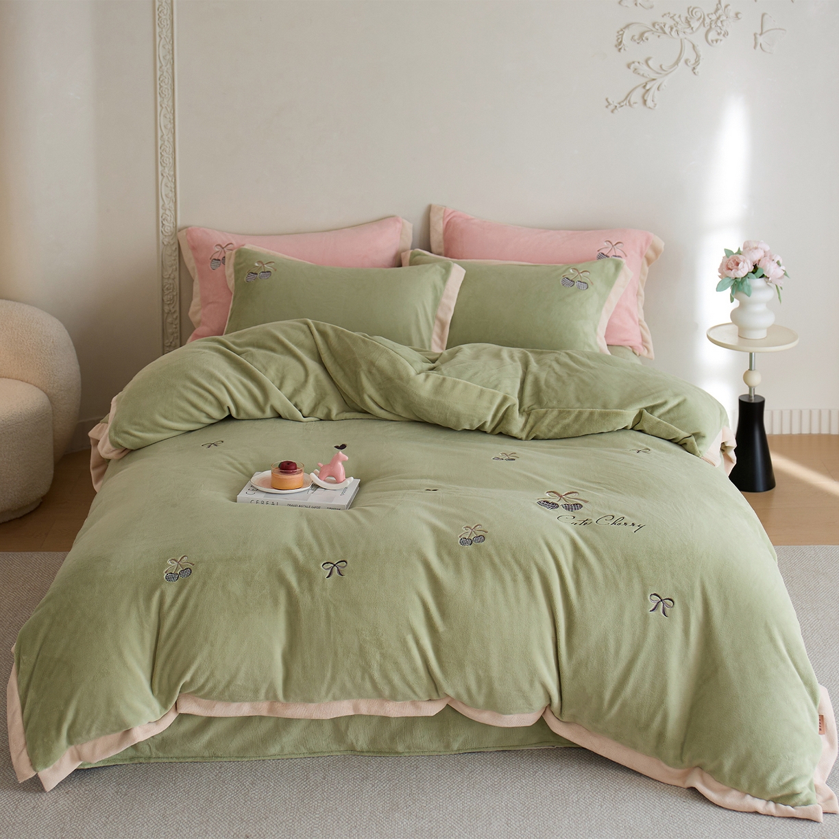 91家纺网 家纺一手货源 找家纺 卡初家居（原微来） 2025新款秋冬全消光A类母婴标准亲肤牛奶绒绣花四件套 暖居-新芽绿