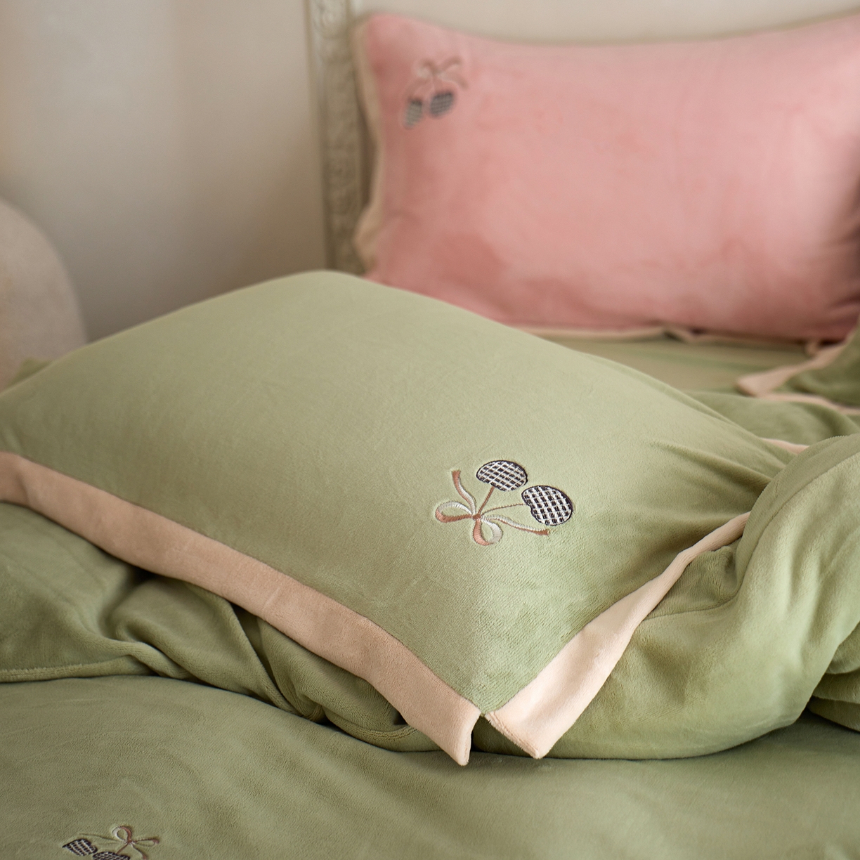 91家纺网 家纺一手货源 找家纺 卡初家居（原微来） 2025新款秋冬全消光A类母婴标准亲肤牛奶绒绣花四件套 暖居-新芽绿